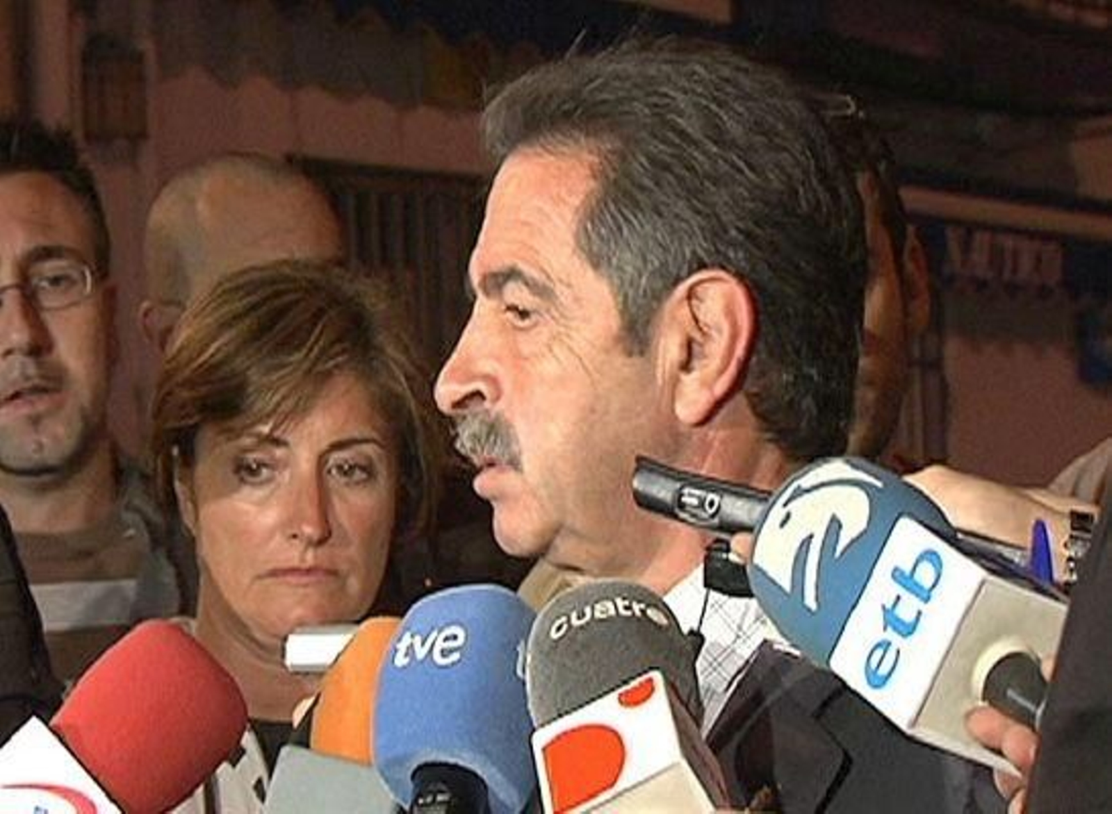 Miguel Angel Revilla atiende a los medios de comunicación.