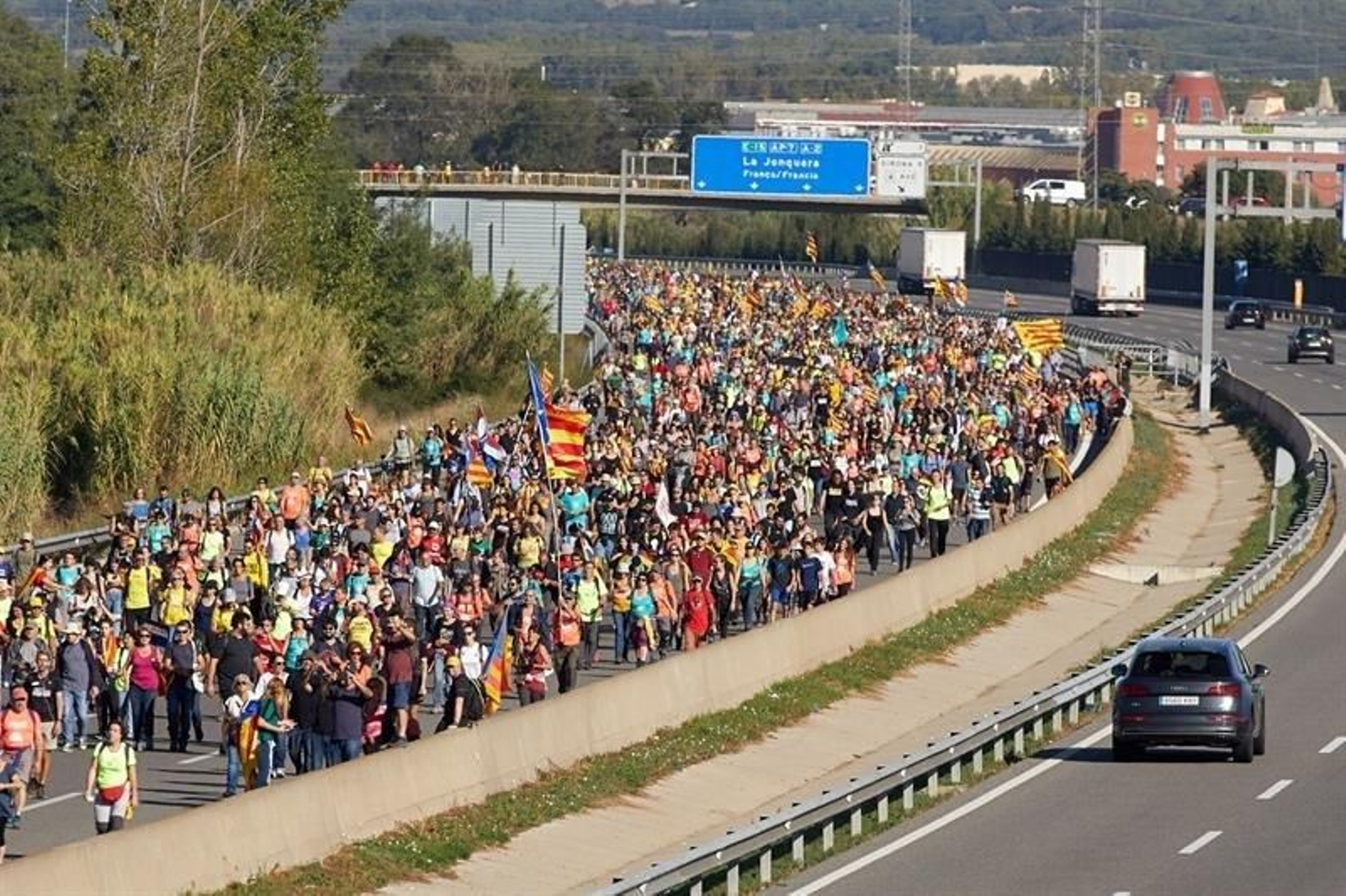 Simpatizantes independentistas caminan por la AP-7 durante el recorrido desde Girona