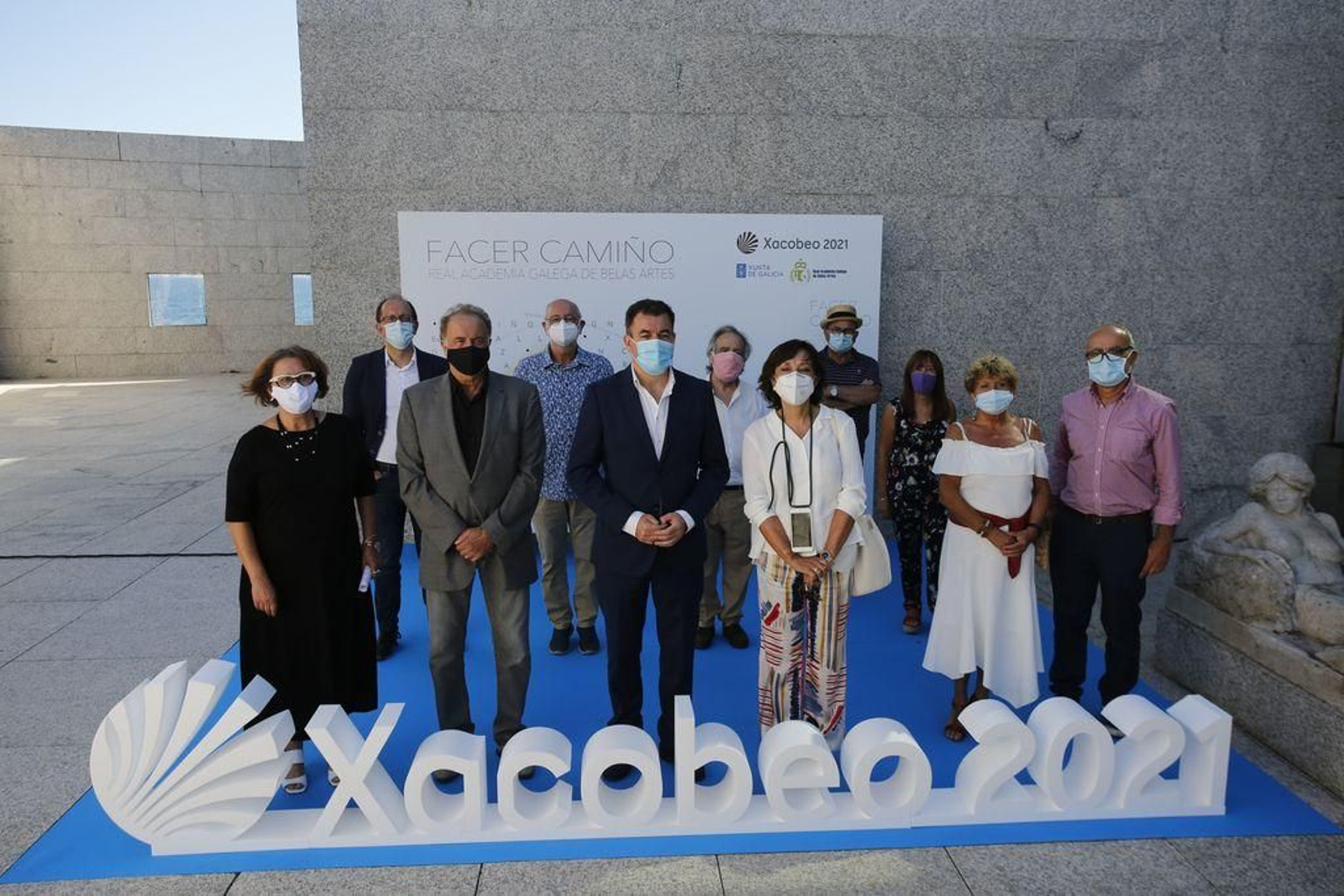 El conselleiro de Cultura, Román Rodríguez, junto a la comisaria Asunta Rodríguez, con algunos artistas: Manuel Quintana Martelo, pte. de la Academia de Belas Artes; Soledad Penalta, Din Matamoro, Menchu Lamas, Manolo Paz, Acislo Manzano, Xurxo Lobato y el secretario de Cultura Anxo Lorenzo.