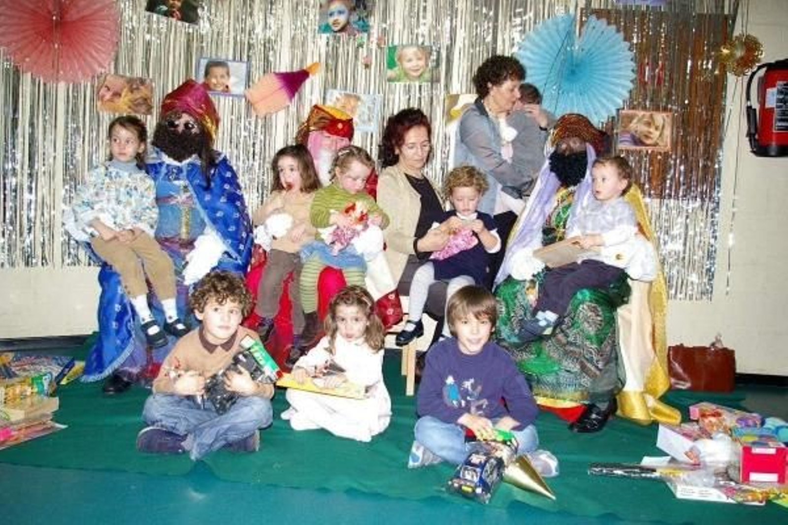 Los Reyes Magos sentaron en sus rodillas a los niños de la Asociación de Padres de Etterbeek.