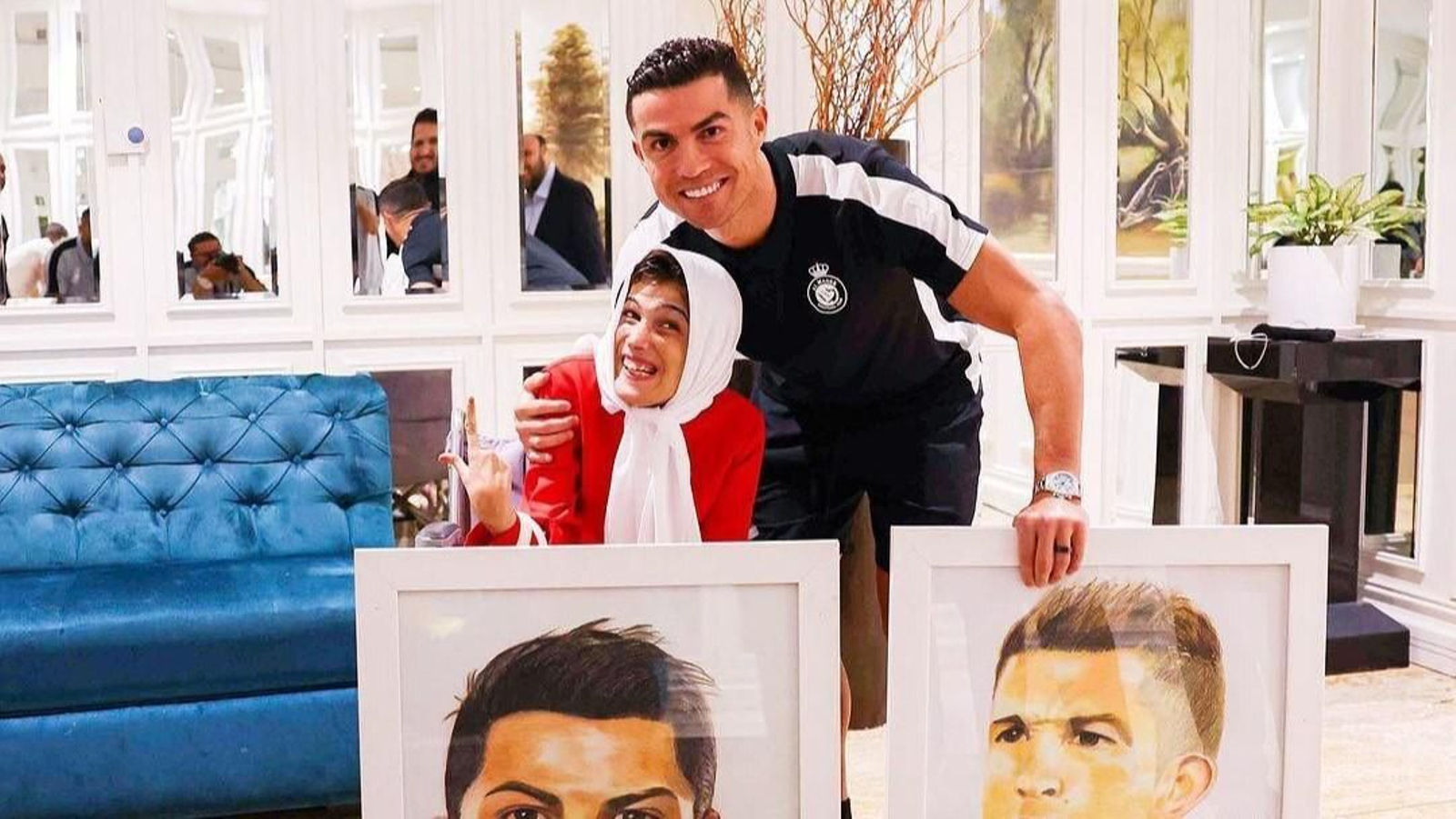 Cristiano Ronaldo junto a la pintora Fatemeh Hamami. // X (@IraninSpain)