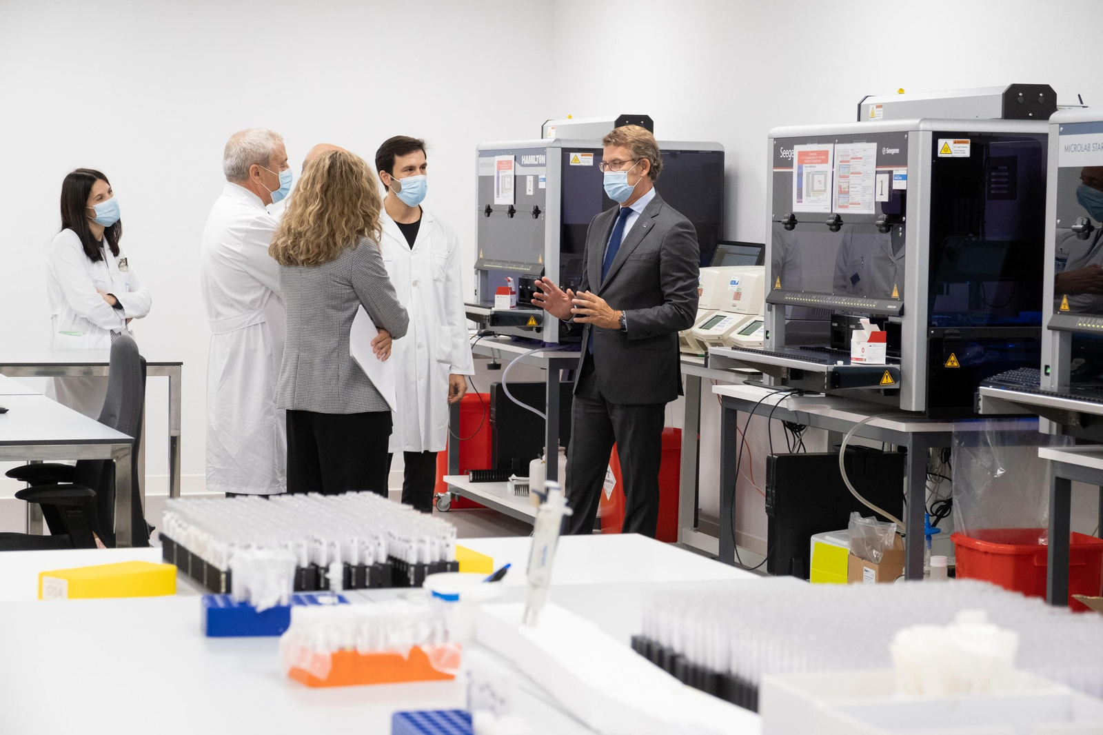 O presidente da Xunta, Alberto Núñez Feijóo, acompañado do conselleiro de Sanidade, Julio García Comesaña, visita o novo laboratorio de microbioloxía do Instituto de Investigación Sanitaria Galicia Sur no Hospital Álvaro Cunqueiro