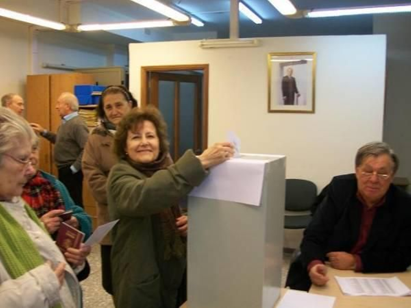 En las imágenes, varios momentos de las votaciones en la demarcación consular de Bahía Blanca.