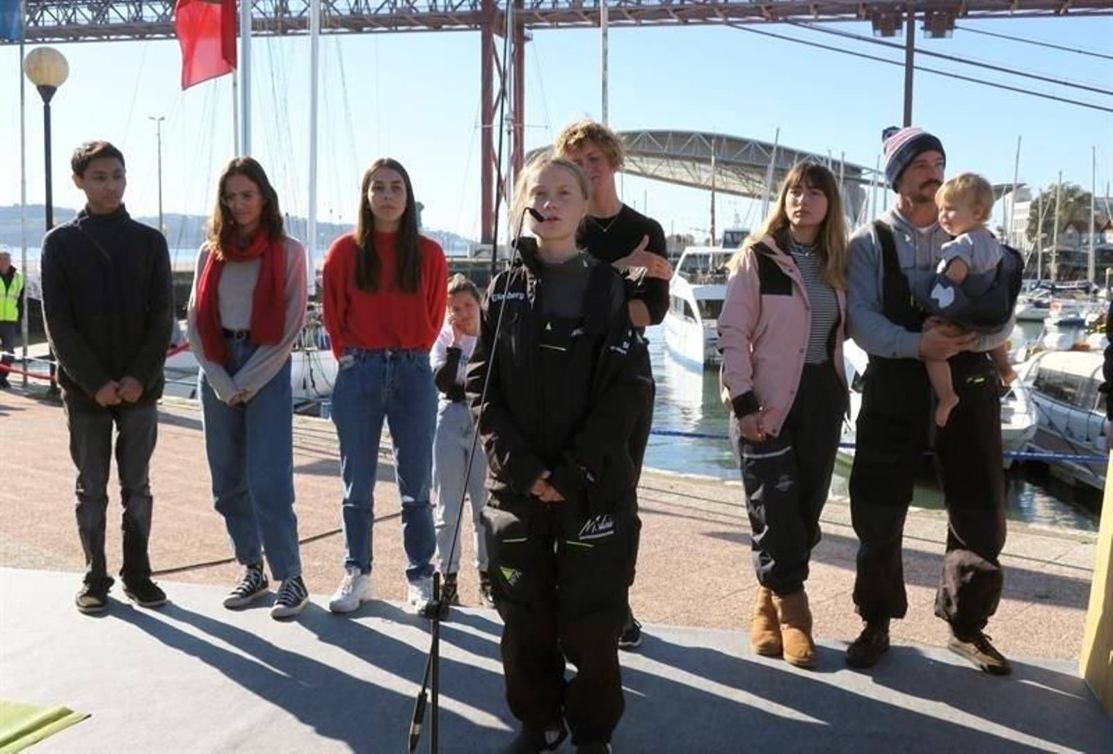La joven activista Greta Thunberg (c)