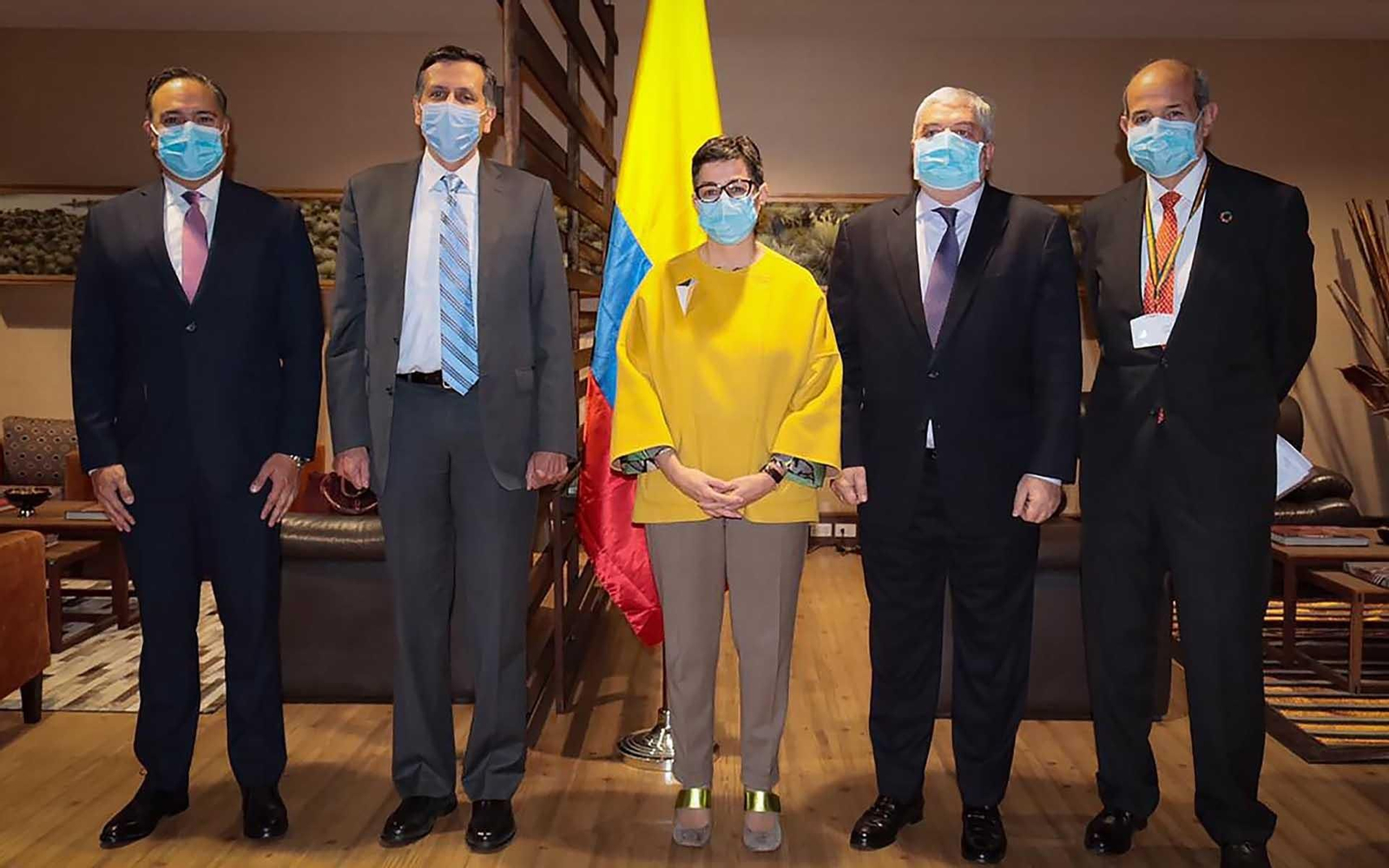 Fotografía cedida por la Cancillería de Colombia que muestra al embajador de Colombia en España, Luis Guillermo Plata (i); al viceministro Francisco Echeverri; la ministra española de Asuntos Exteriores, Arancha González Laya (c); el director de la AECID, Magdy Martínez Soliman (2d), y el embajador de España en Colombia, Marcos Gómez Martínez (d). EFE/Cancillería de Colombia