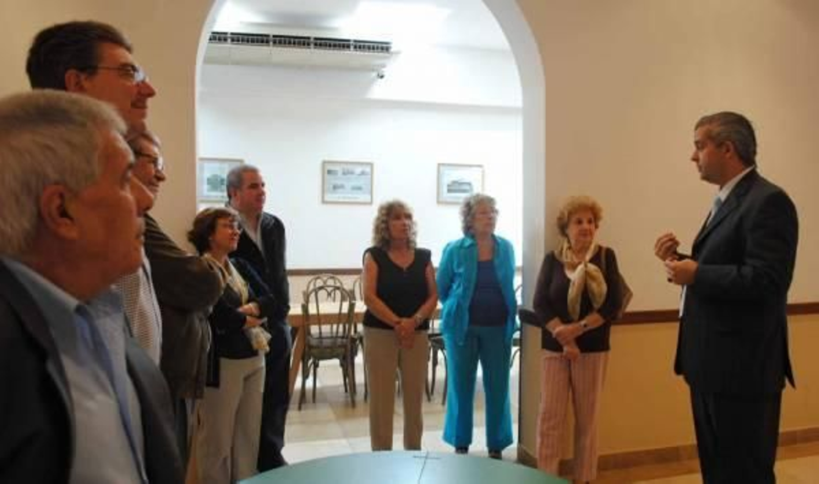 Los socios del Fogar Ribadumia con el delegado de la Xunta, Alejandro López Dobarro.