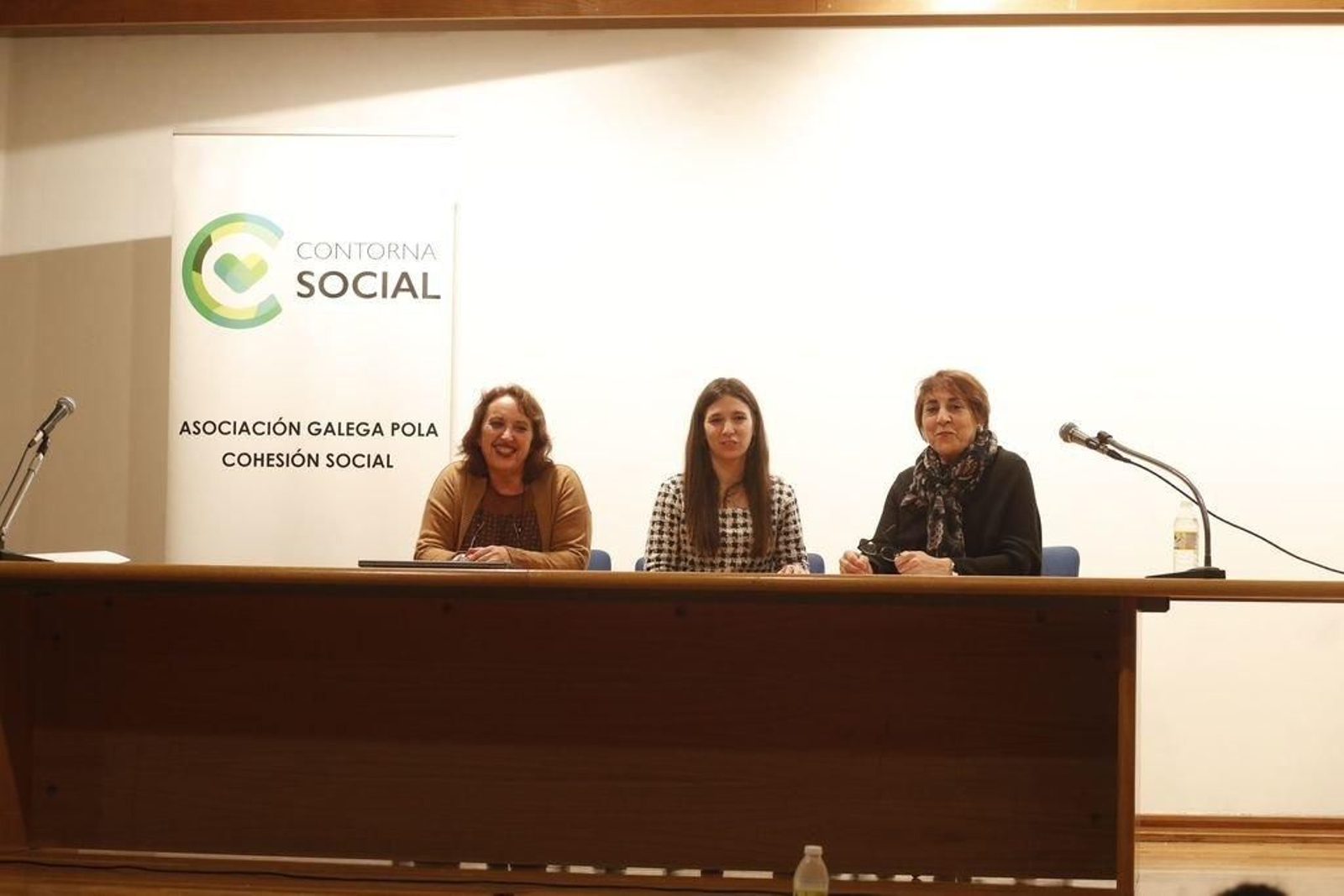 María Jesús Lago, primera por la izquierda, ayer en la ONCE.