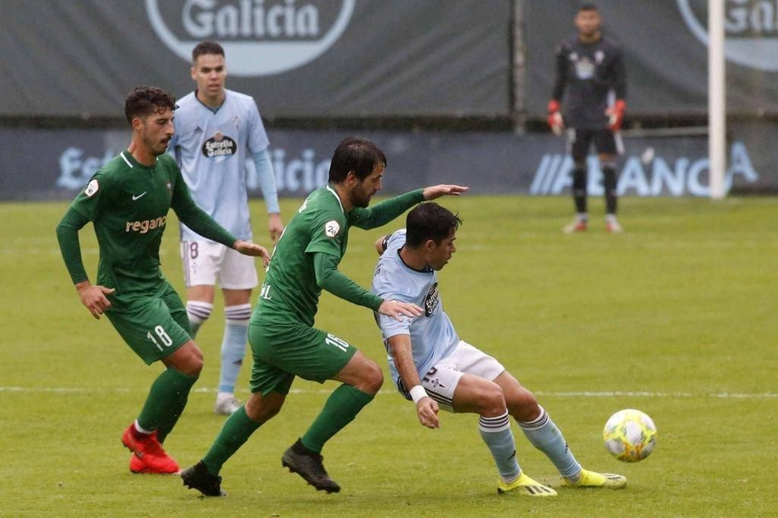 Solís protege el balón ante un rival en el último choque del Celta B en Barreiro, ante el Racing de Ferrol.