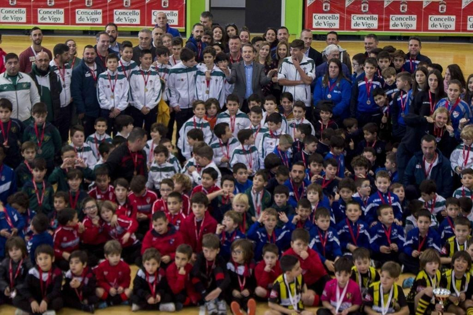 El alcalde de Vigo, Abel Caballero, asistió a la entrega de premios del Torneo de Nadal Concello de Vigo de fútbol 8 y fútbol 11, ayer, en Navia.