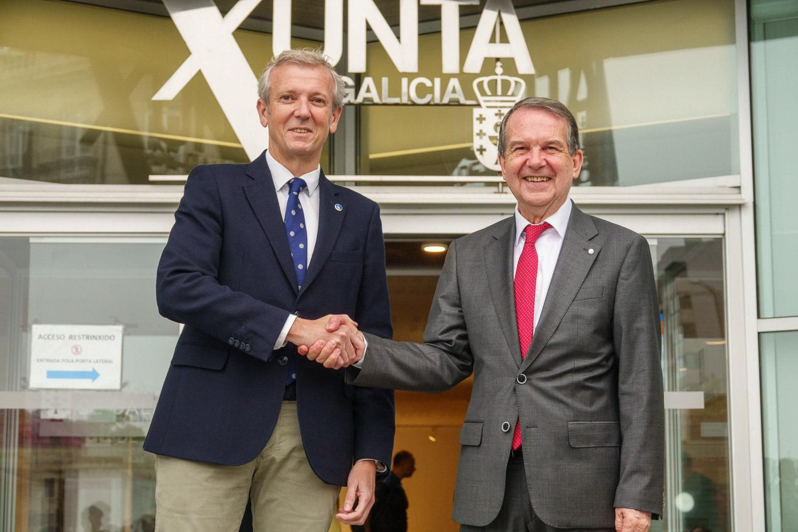 Apretón de manos entre Rueda y Caballero.