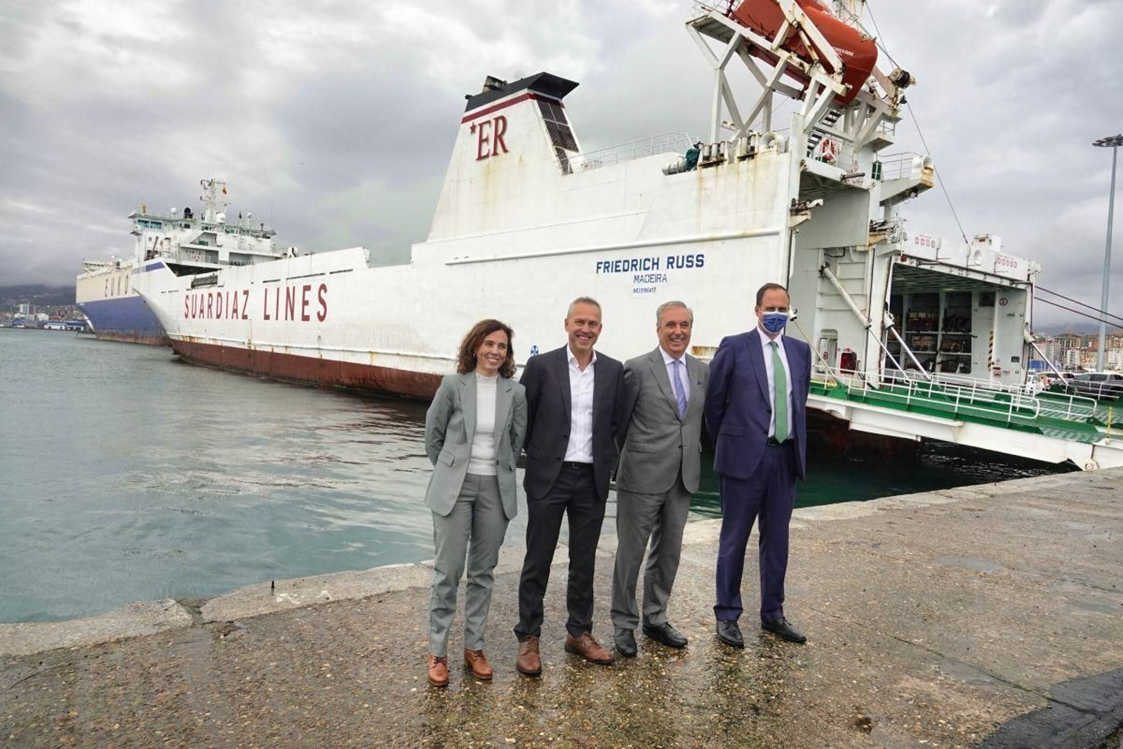 Patricia Moreira, Ignacio Bueno, Juan Riva y Carlos Botana, en el estreno de la nueva ruta marítima.