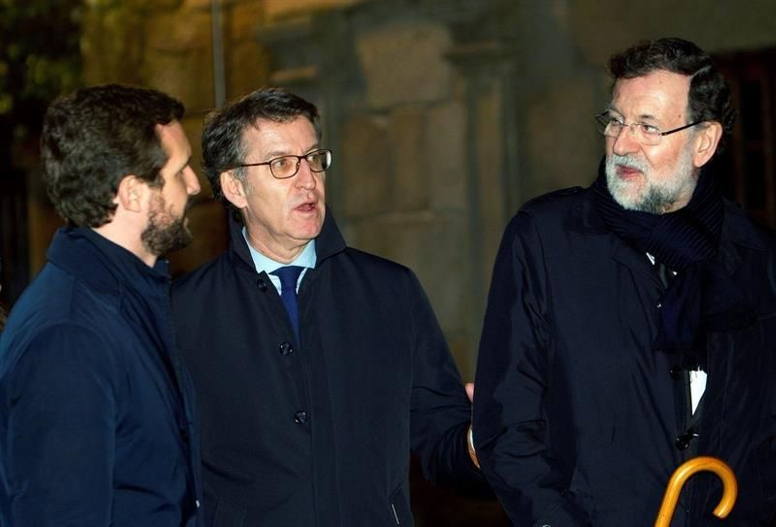 El expresidente del gobierno Mariano Rajoy (d), el presidente del PP, Pablo Casado (i) y el presidente de la Xunta Alberto Núñez Feijóo (c), en la basílica de Santa María de Pontevedra