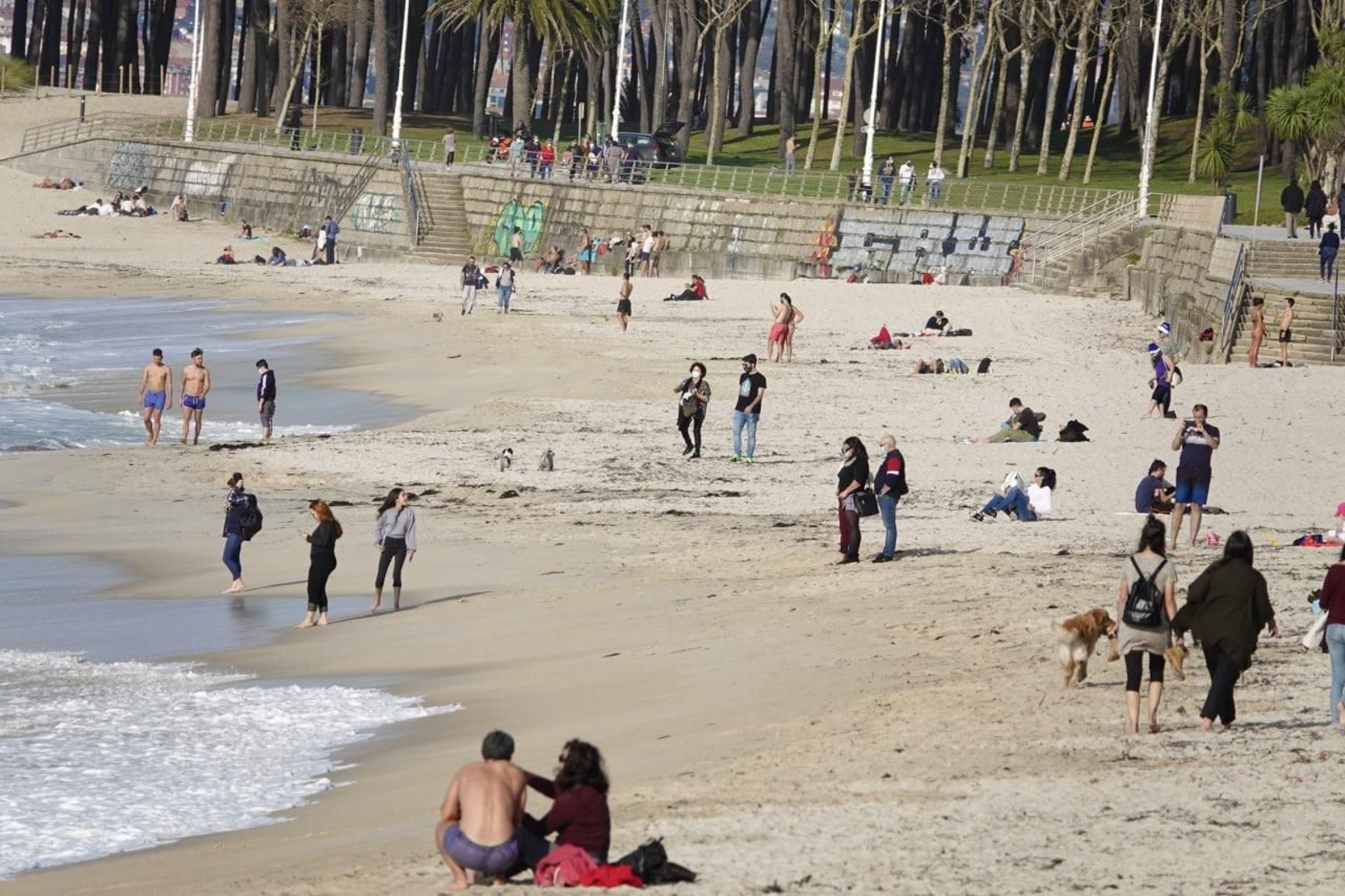 Fin de año con tiempo de verano en Vigo. Playa de Samil. // Vicente Alonso