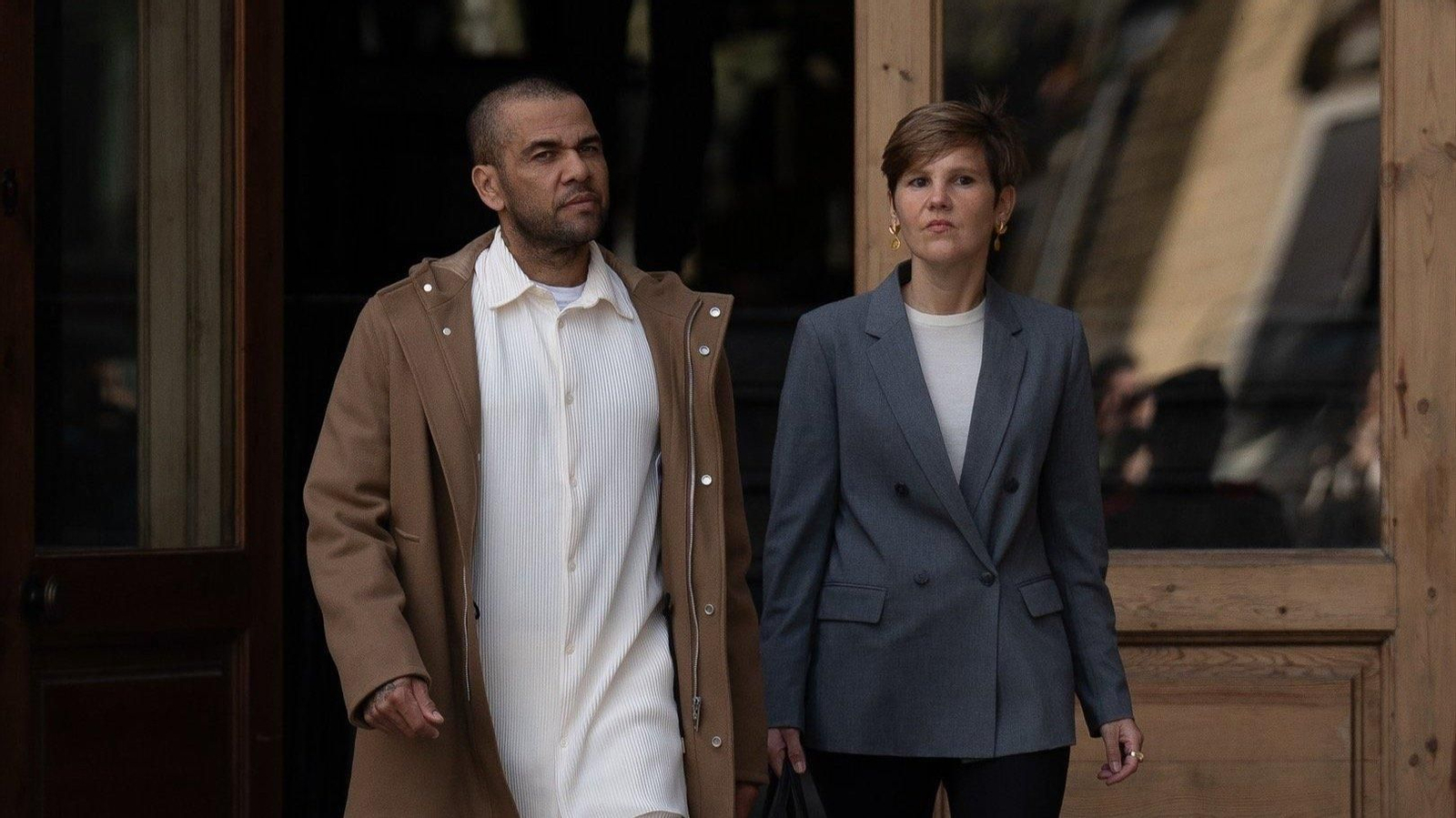 El exfutbolista Dani Alves y su abogada, Inés Guardiola, a su salida de la Audiencia de Barcelona. // E.P.