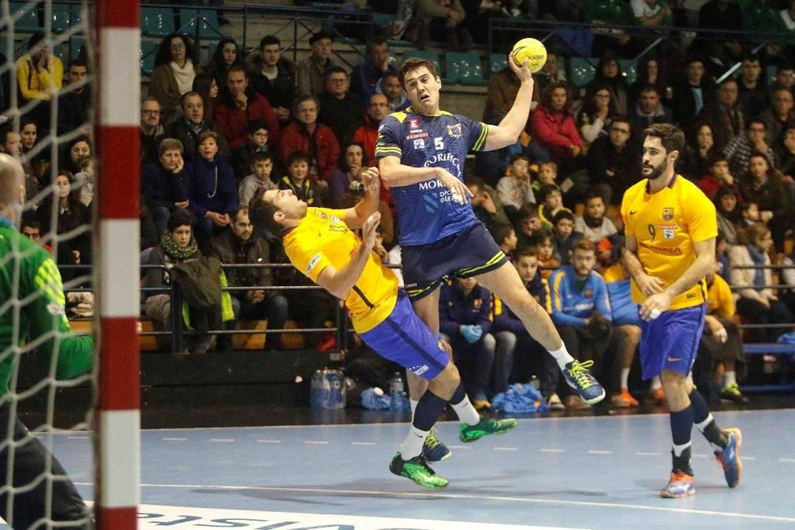 Serafín Pousada trata de lanzar a portería ante el Barcelona.