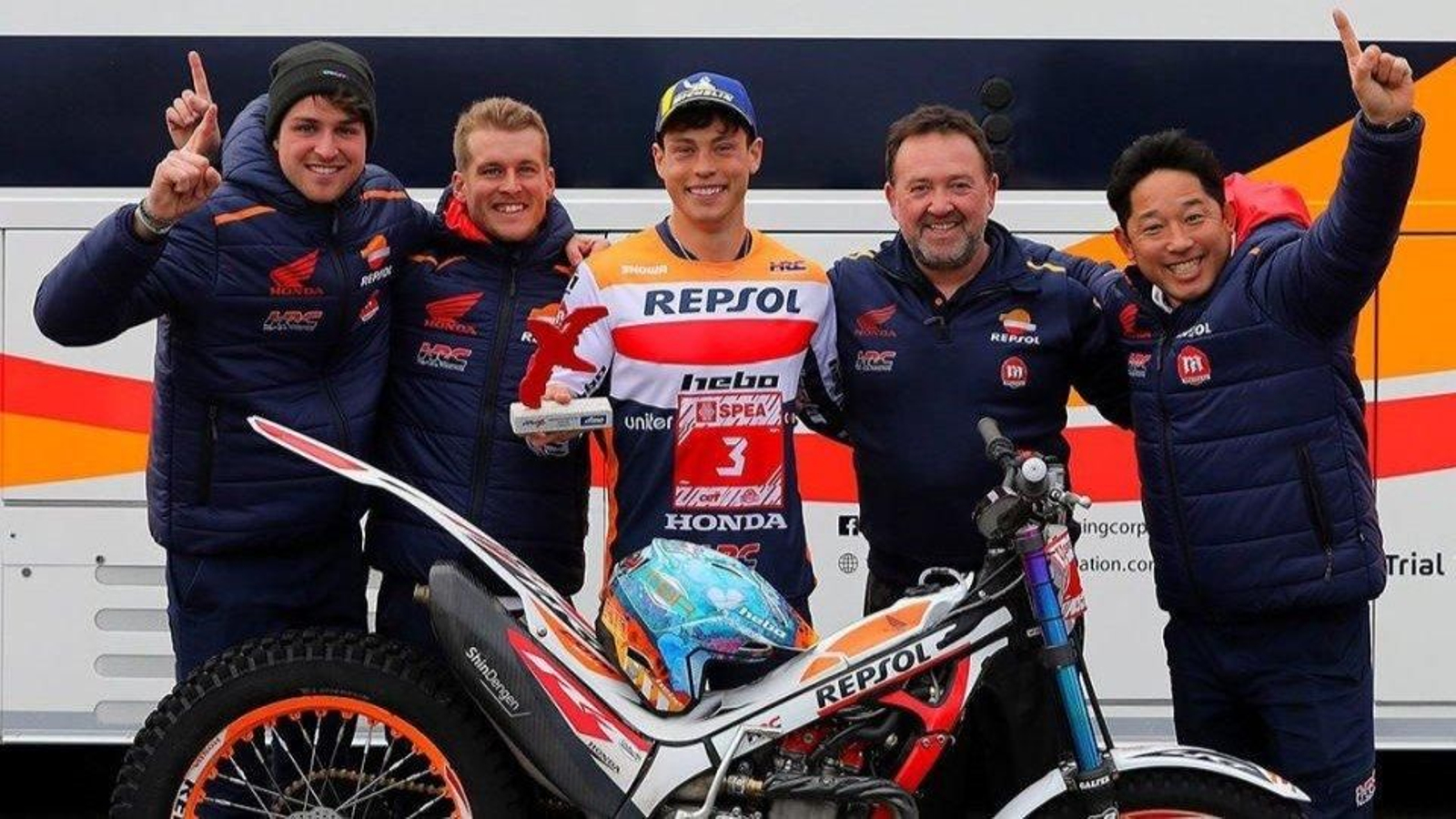 El piloto rosaleiro, en el centro de la imagen, celebra la victoria conseguida en la localidad coruñesa junto a su equipo y su montura.