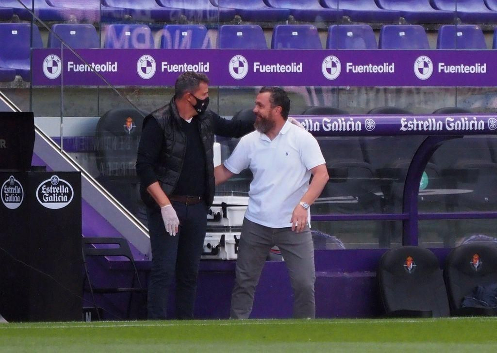 Óscar García Junyent saluda al técnico pucelano, Sergio González.