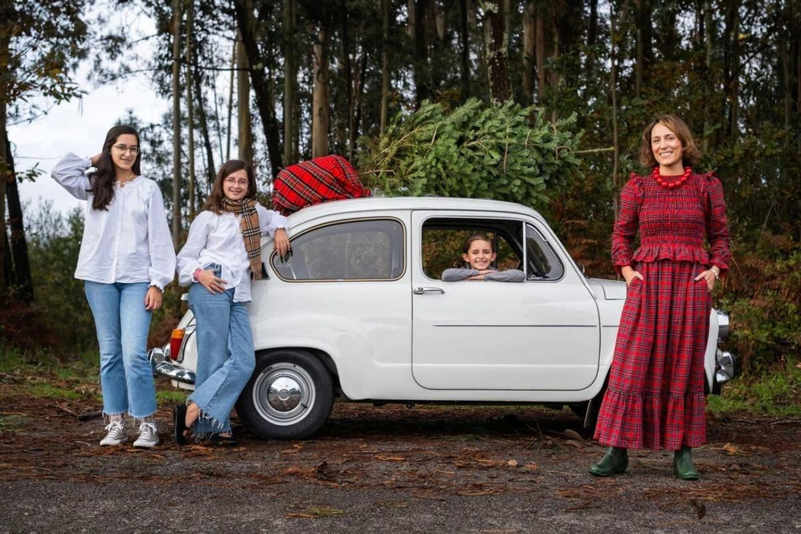 Alma Pérez, con sus hijas, Carlota, Rocío y Carmen en una imagen promocional de La Romana.