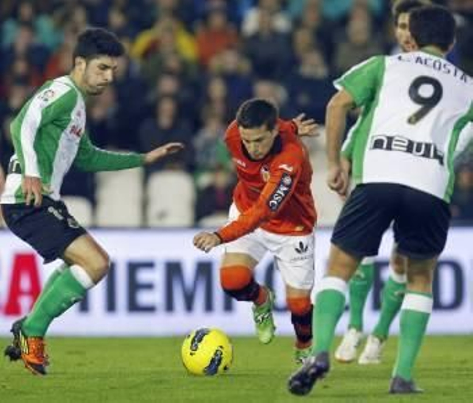 El delantero argentino del Valencia CF Pablo Piatti (c) conduce el balón entre los jugadores del Racing de Santander Álvaro González (i) y Lautaro Acosta durante el encuentro (Foto: EFE)