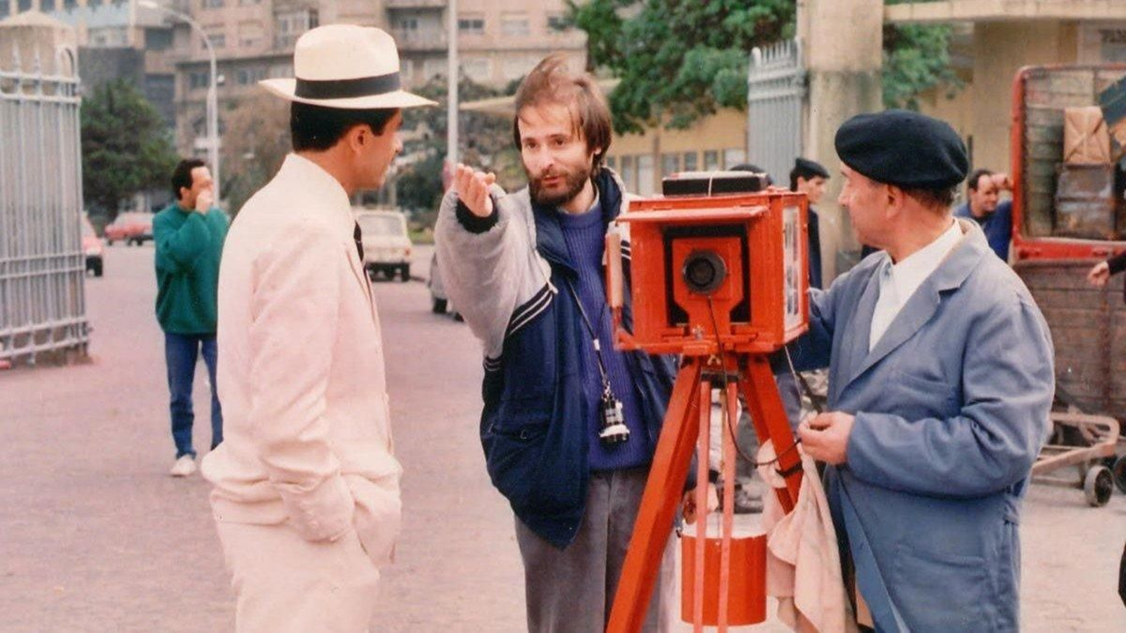Manuel Ferrol y Chano Piñeiro, con Miguel Insúa durante el rodaje de “Sempre Xonxa” en el puerto de Vigo, en la fotografía hecha por Xoán Acuña para Atlántico en 1989.