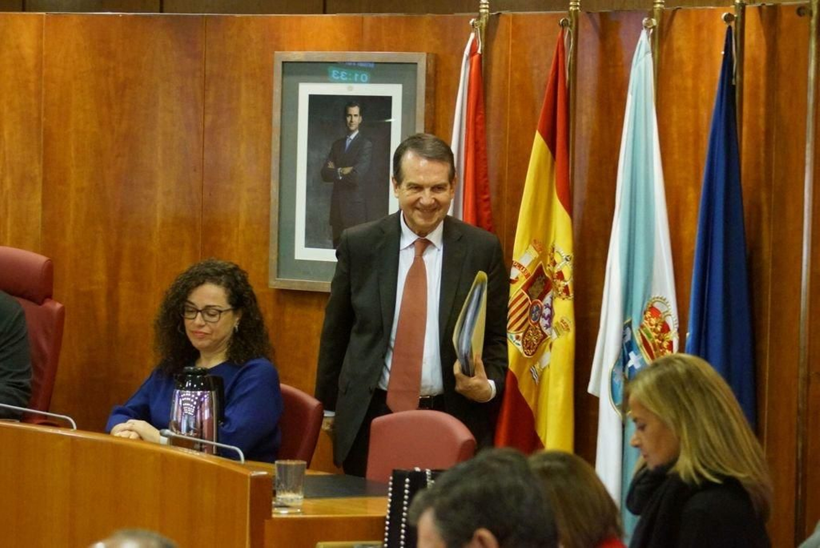 El alcalde, Abel Caballero, se retira del pleno tras la aprobación definitiva de los presupuestos.