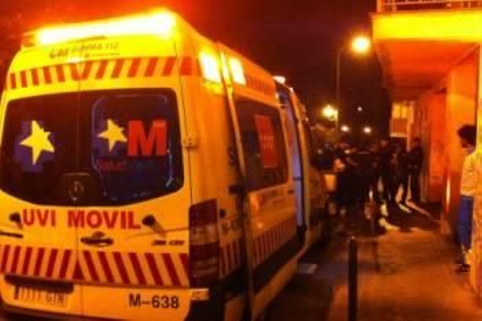 Una UVI móvil del Summa a su llegada al domicilio de la víctima.