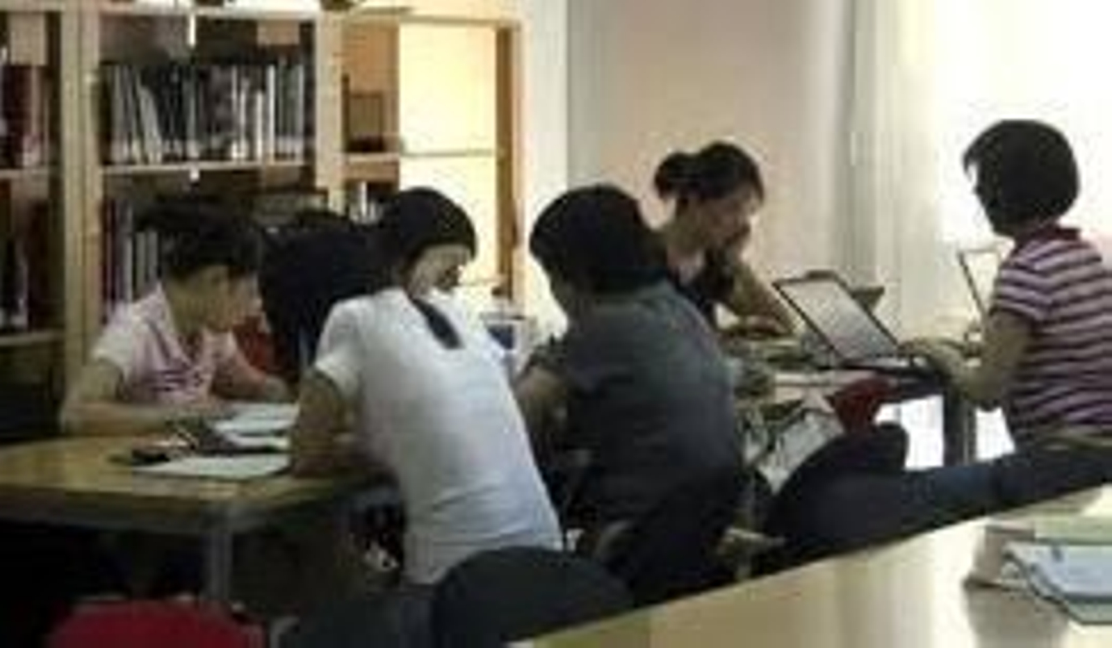 Un grupo de estudiantes en una biblioteca.