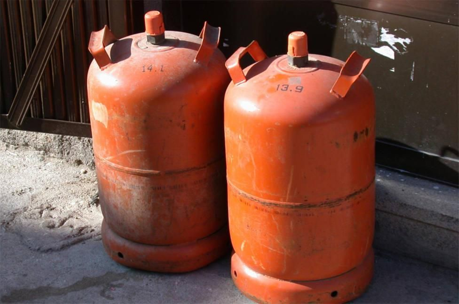 Dos bombonas de butano.