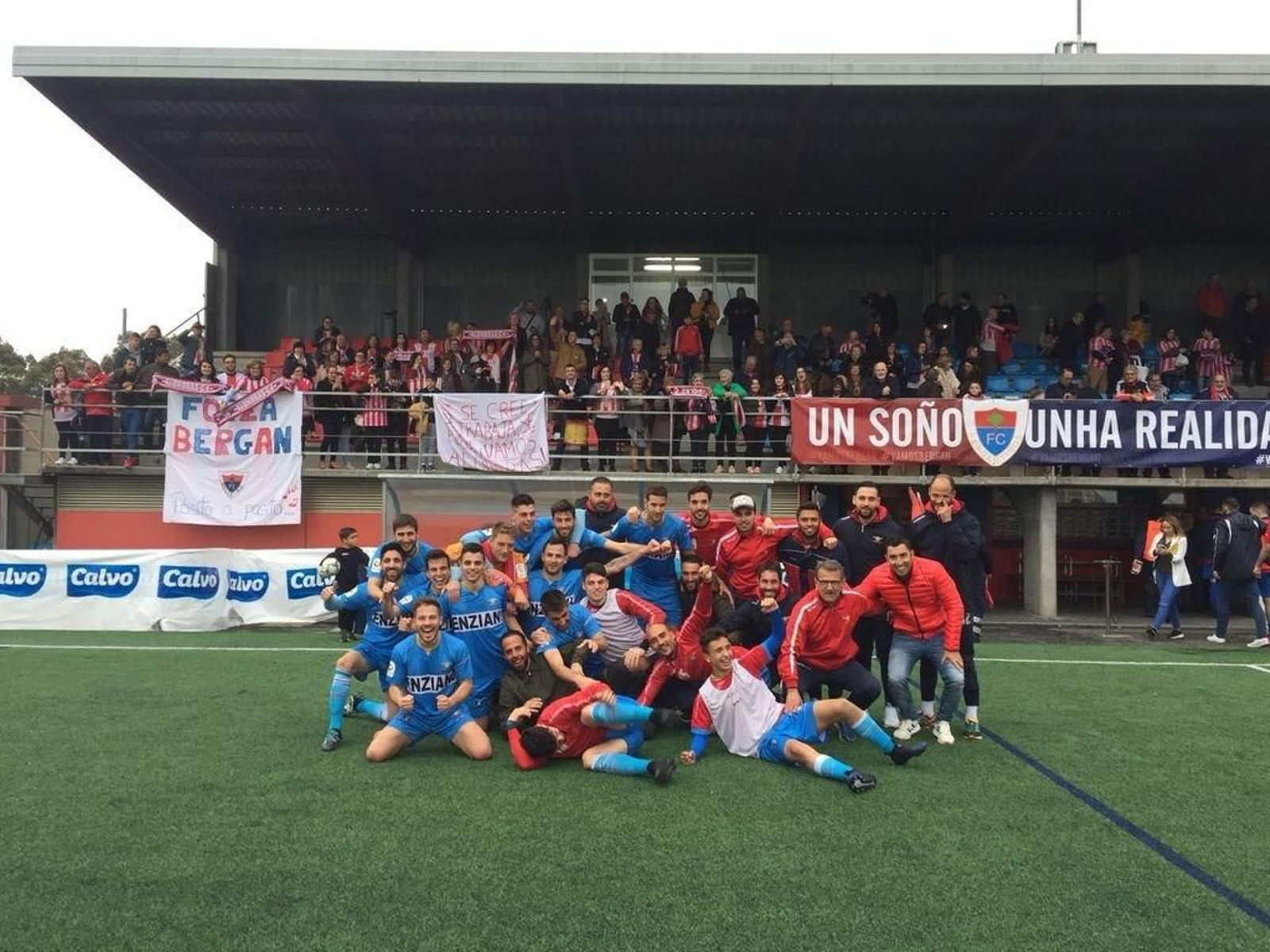 Los jugadores del Alondras y su cuerpo técnico festejaron junto a los 250 aficionados desplazados desde Cangas el pase a la fase de ascenso.