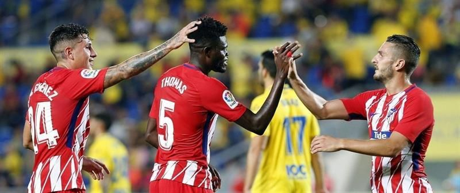 El centrocampista ghanés del Atlético de Madrid Thomas Partey (c) celebra con sus compañeros su gol