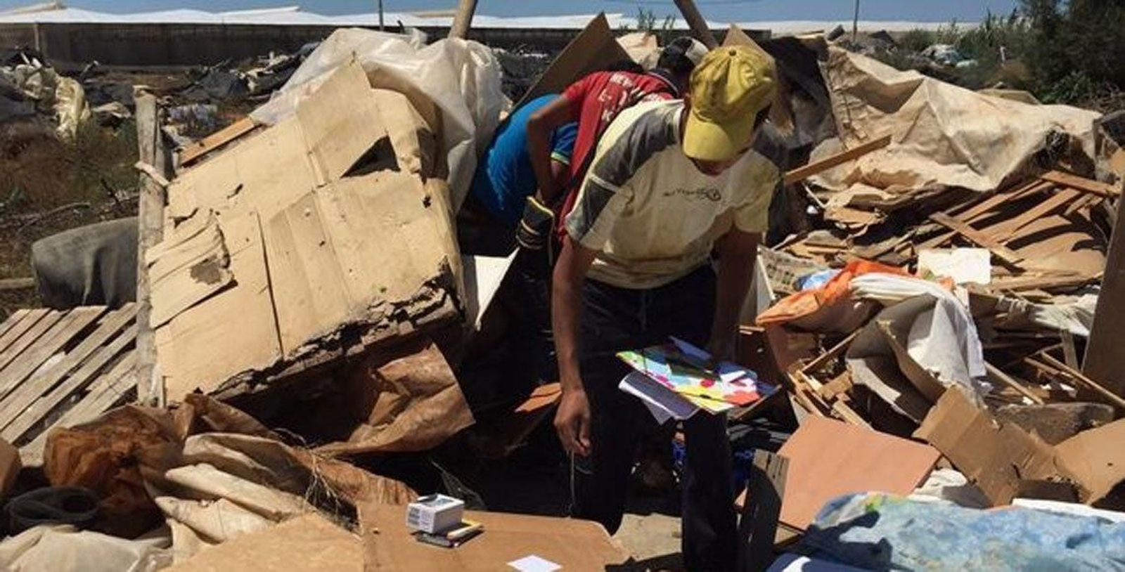 Inmigrantes desalojados de un poblado de chabolas en El Ejido, Almería.