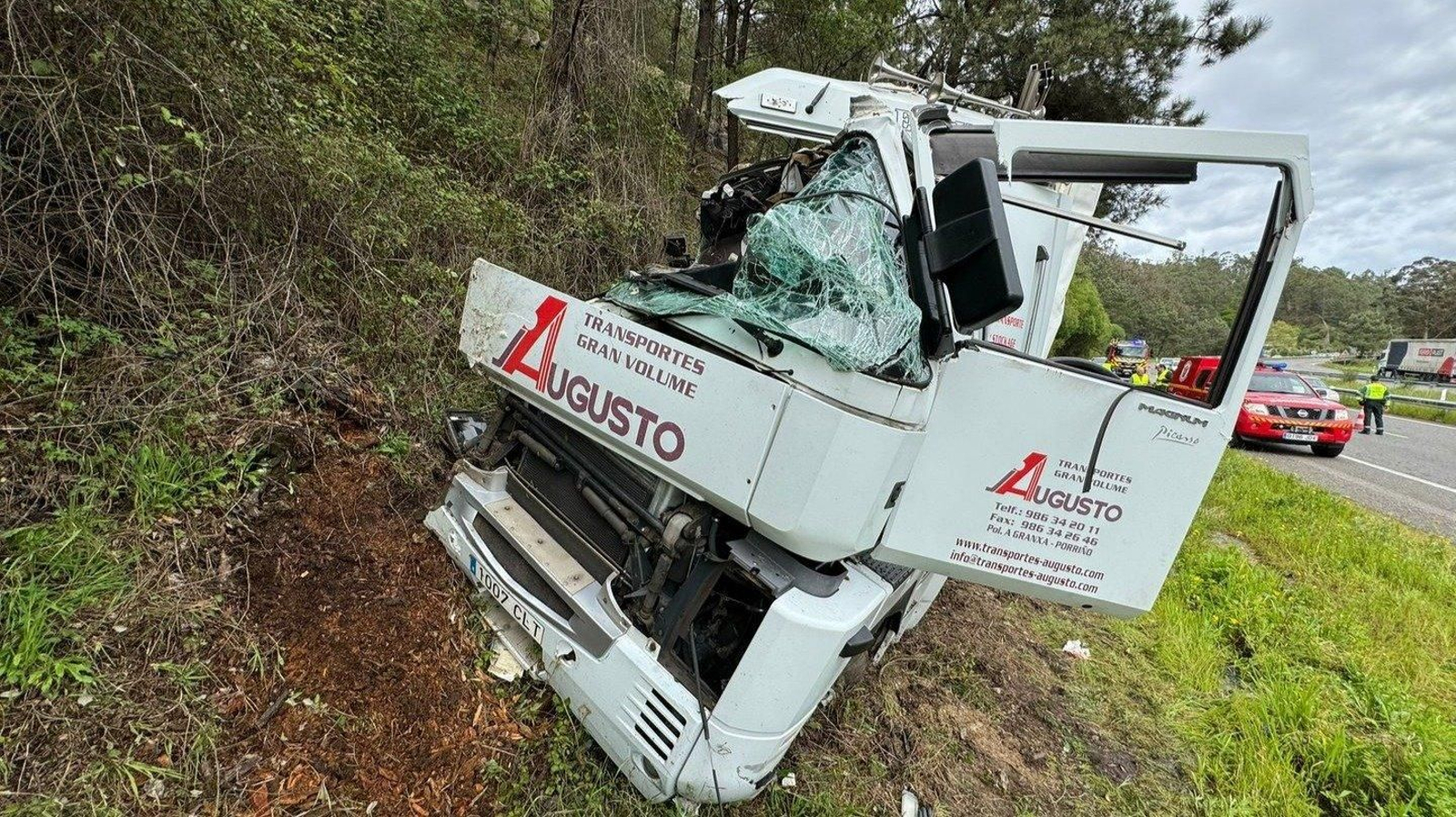 El camión accidentado en la A-52. // Alberte