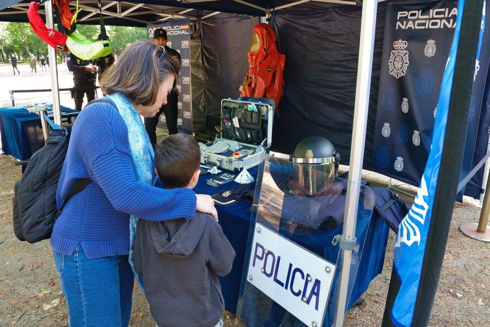 Niños interesados en la profesión de policía.