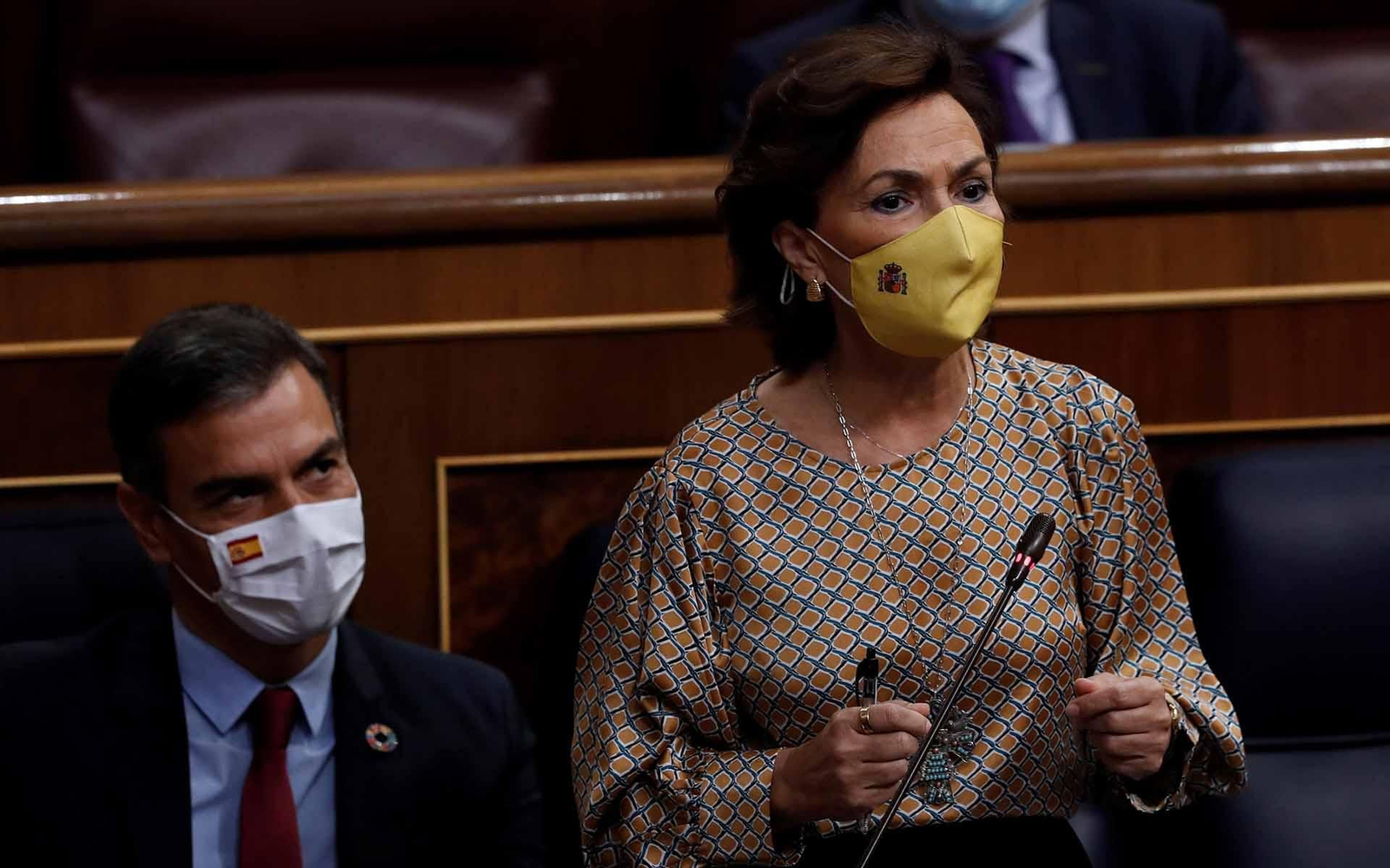 La vicepresidenta primera del Gobierno, Carmen Calvo. Junto a ella, el presidente del Gobierno, Pedro Sánchez. EFE/ J.J. Guillén