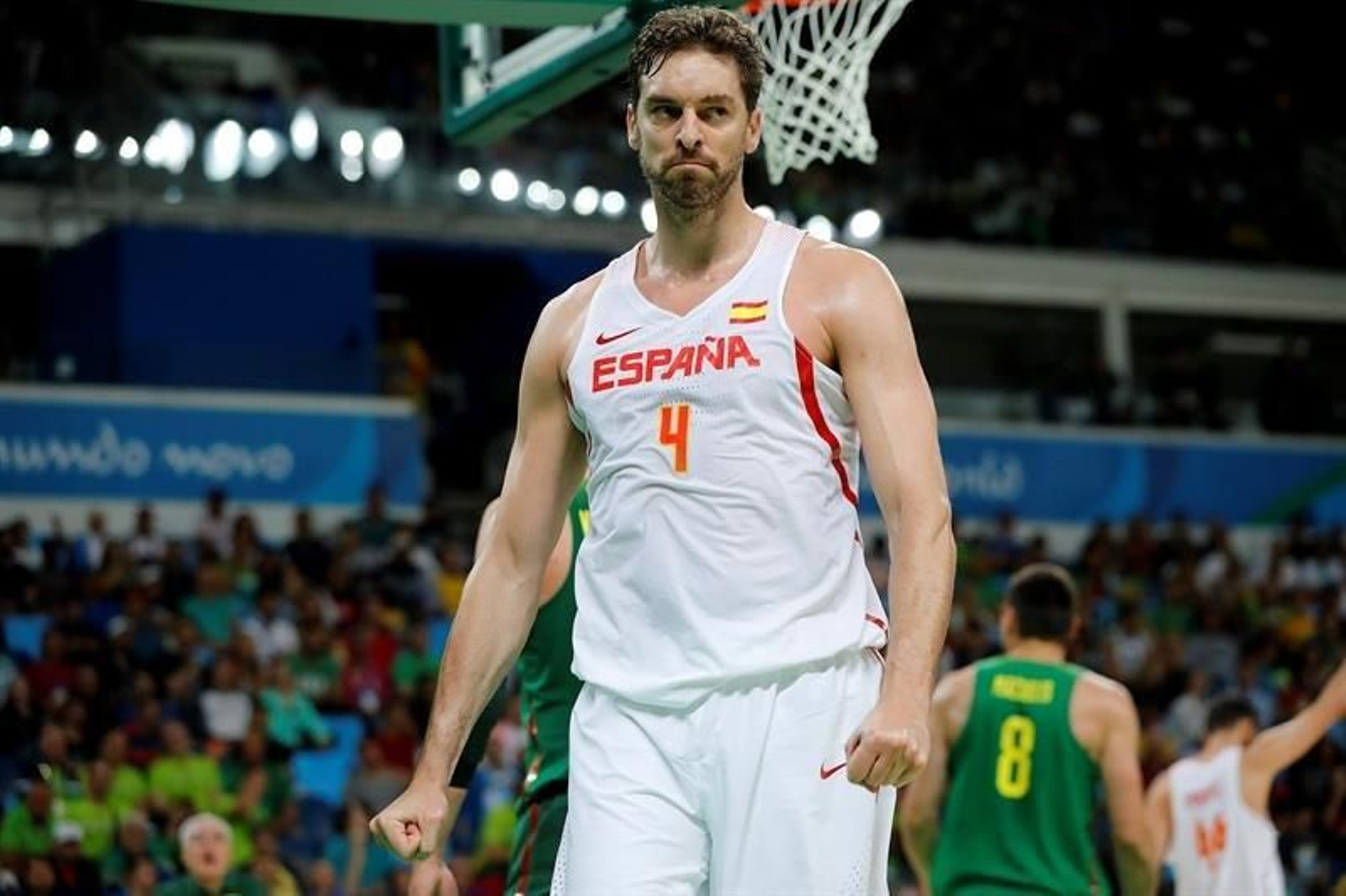Pau Gasol tras una jugada ante Lituania