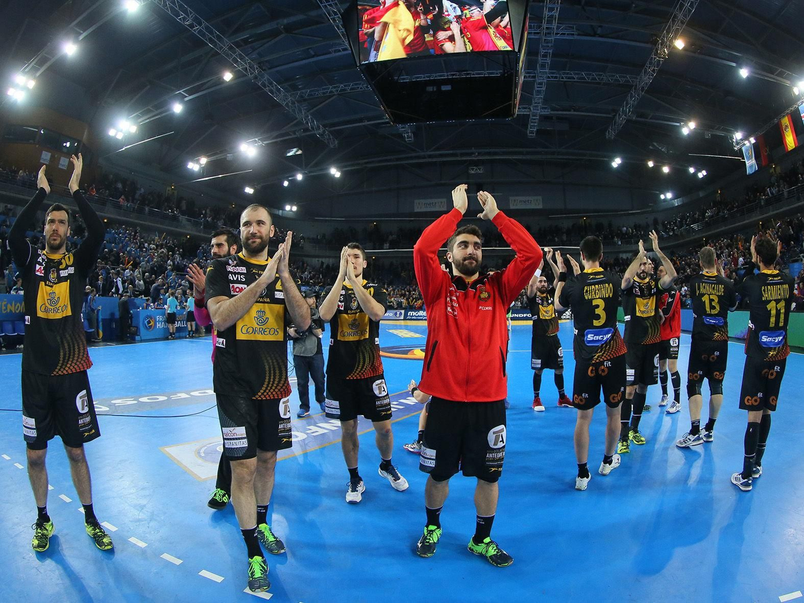 Los internacionales españoles saludan al término de un encuentro.