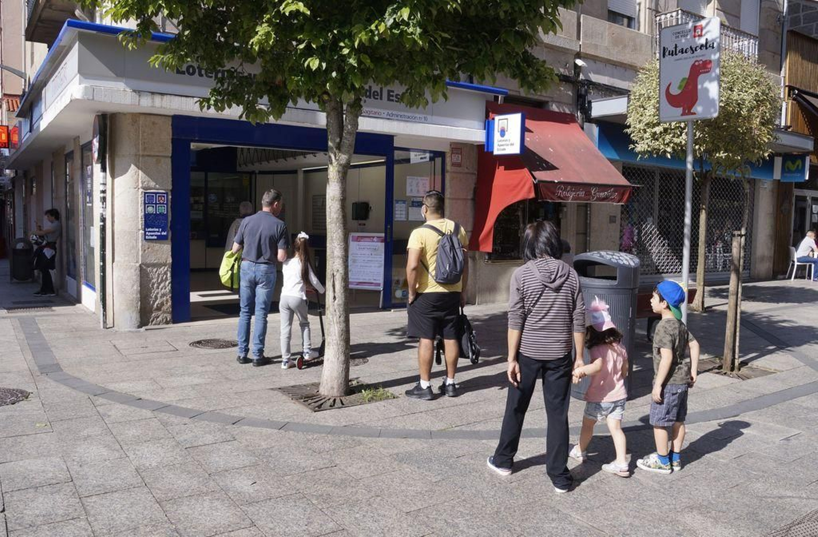 Colas en una administración de Lotería de O Calvario.