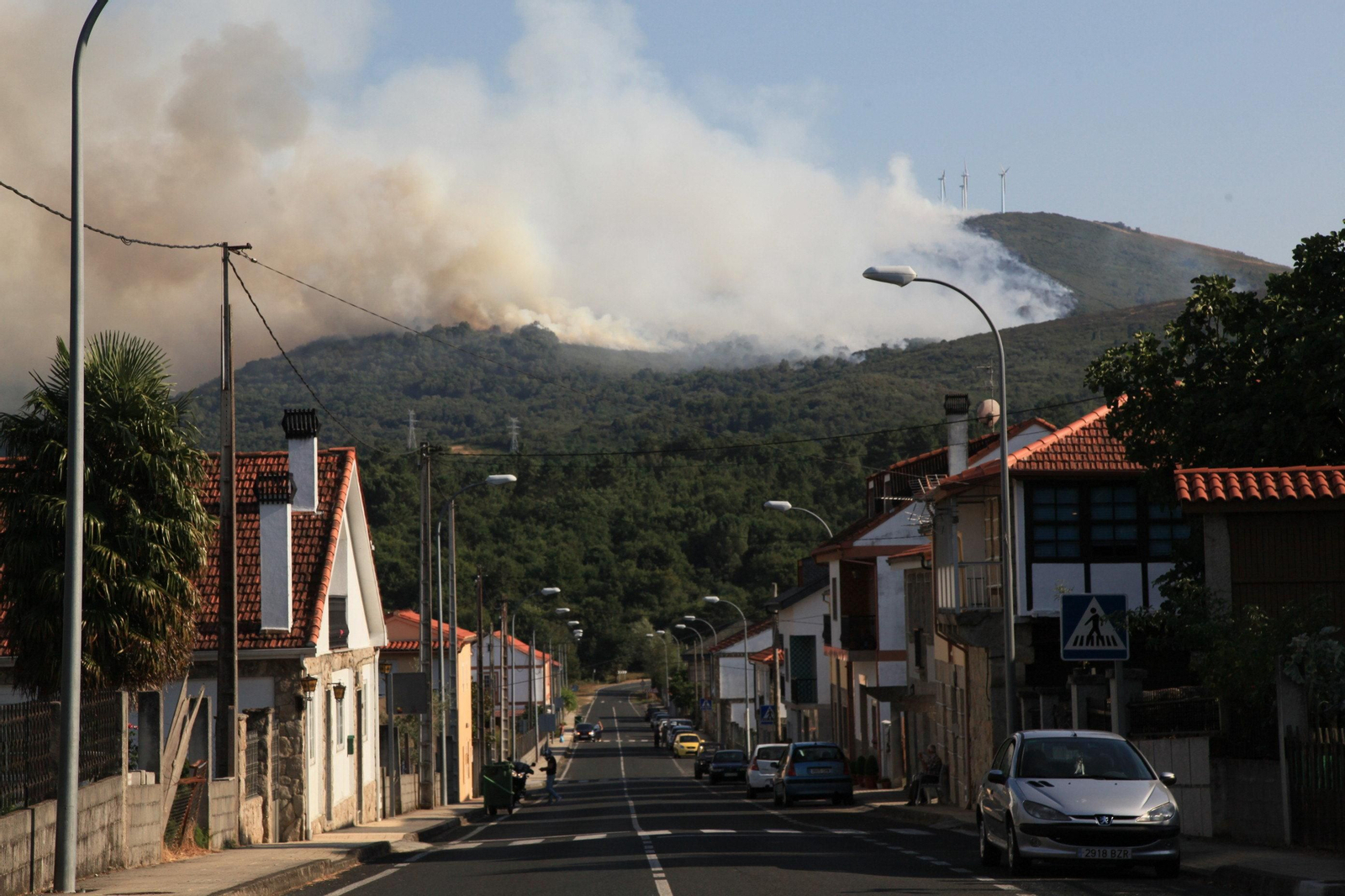 El fuego declarado en Nogueira de Ramuín, visto desde la localidad de Loureiro.