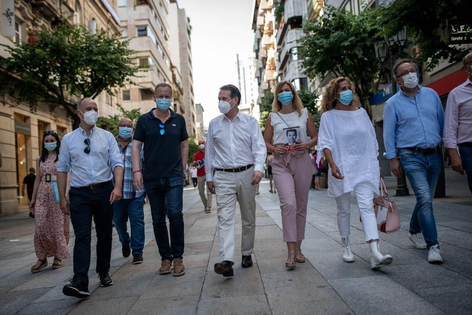David Regades, delegado de la Zona Franca de Vigo; Rafa Villarino, líder del PSdeG-Ou; Abel Caballero, alcalde de Vigo y presidente de la FEMP; Marina Ortega, número 1 por Ourense; Carmela Silva, presidenta de la Diputación de Pontevedra, y Juan Carlos Francisco, número 2 por Ourense, recorren ayer por la tarde la rúa do Paseo.