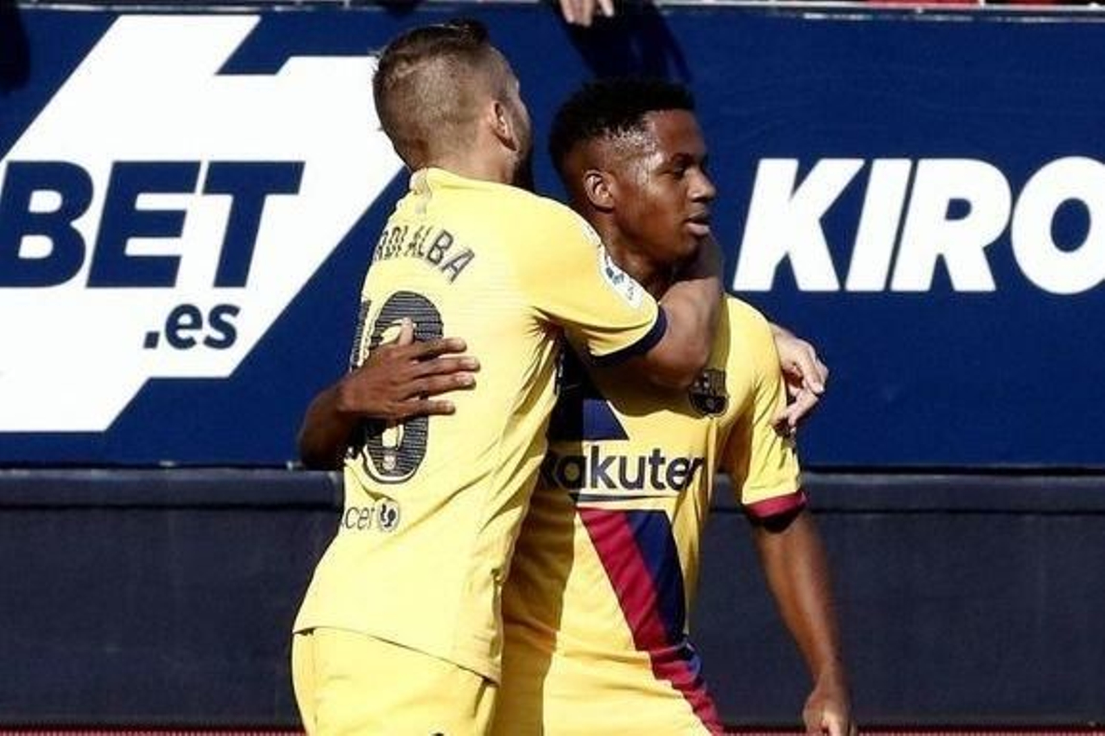 El barcelonista Jordi Alba abraza al joven Ansu Fati tras anotar su primer gol en la élite con tan solo 16 años de edad.