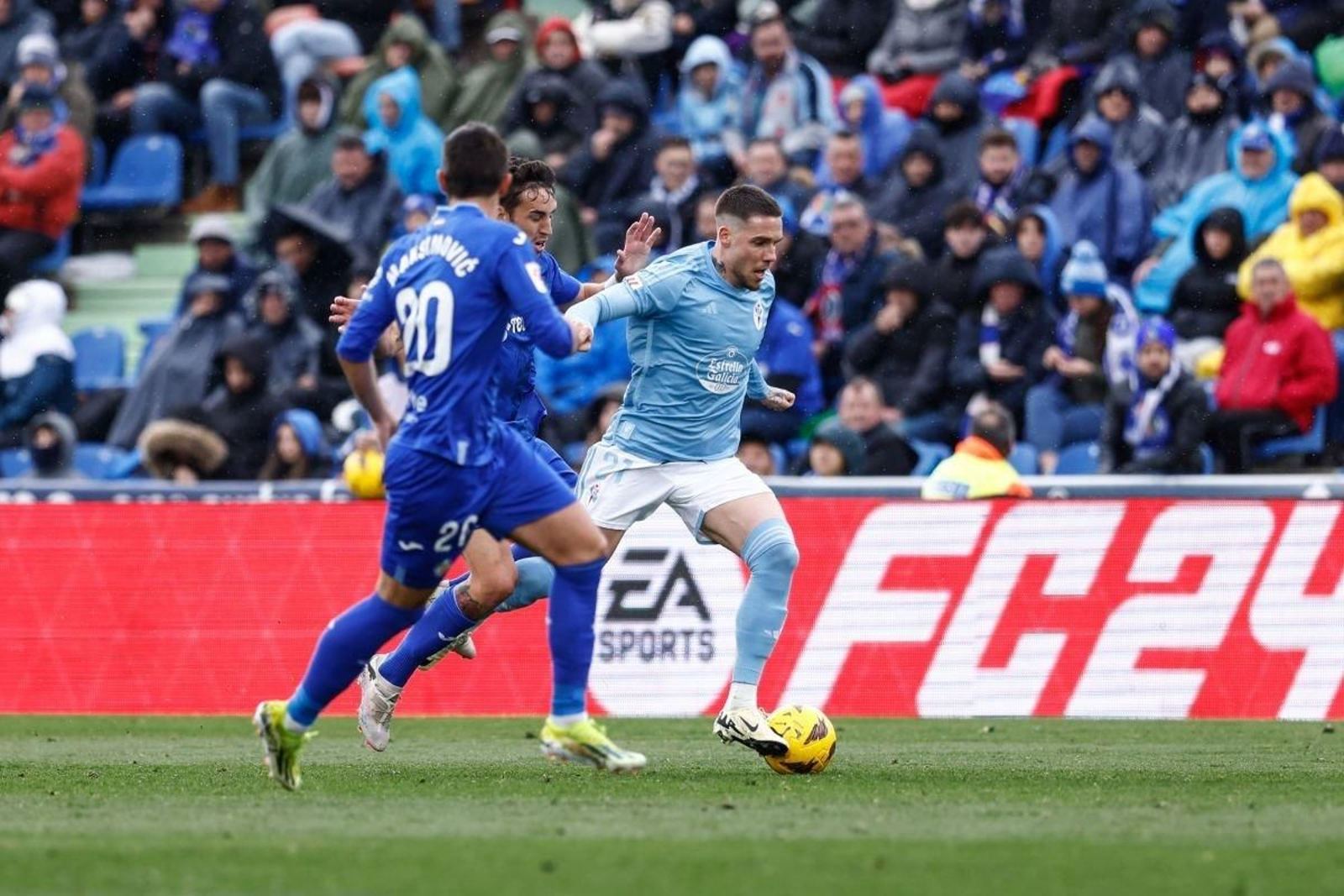 Mihailo Ristic trata de irse de dos rivales en el partido disputado ayer en el Coliseum de Getafe.