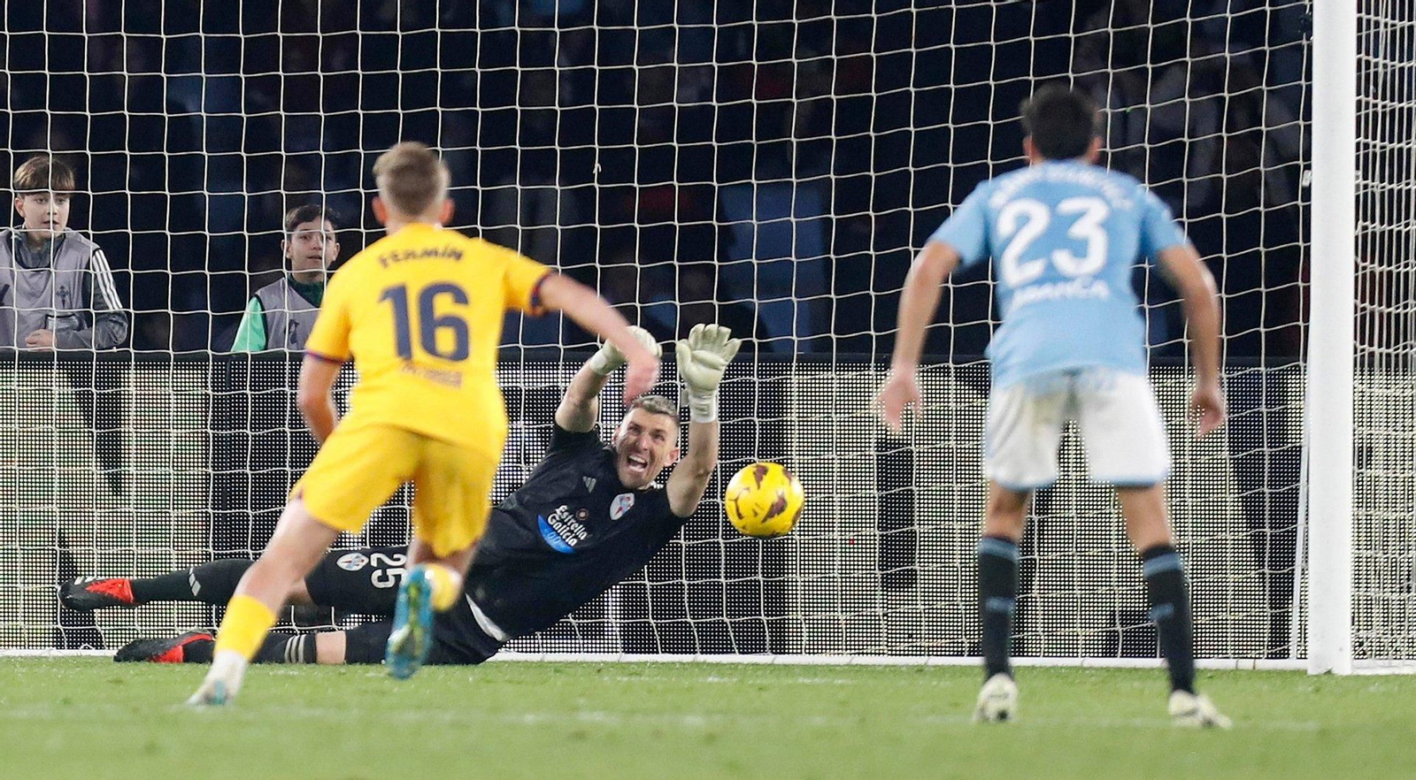 El portero céltico, Vicente Guaita, detuvo el primer penalti lanzado por Lewandowski, que hubo de repetirse por no estar pisando el meta la línea de gol.