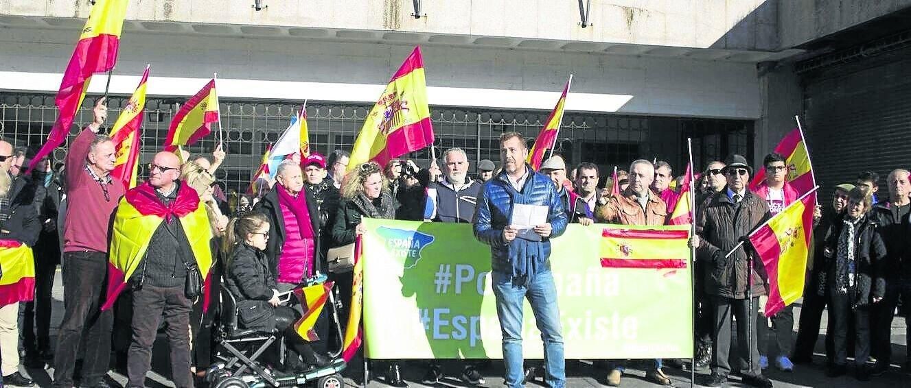 La concentración respaldada por Vox, ayer ante el consistorio vigués.