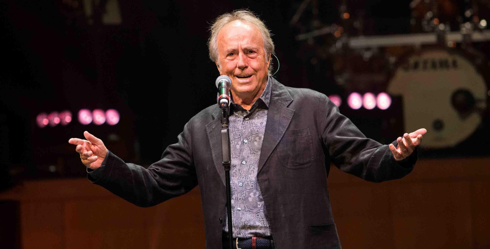 Fotografía de archivo fechada el 21 de septiembre de 2021 que muestra al cantautor Joan Manuel Serrat durante su actuación en la sala Mozart de Zaragoza en el homenaje que el Gobierno de Aragón tributó al cantautor Joaquín Carbonell. EFE/ Toni Galán