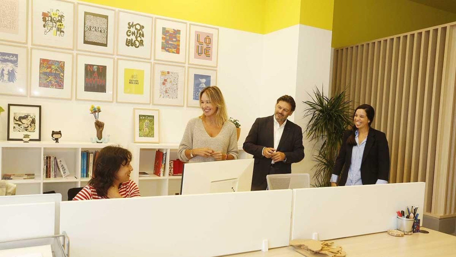 Imagen de la visita del secretario xeral da Emigración y la delegada de la Xunta en Vigo a la sede de Rewire Design