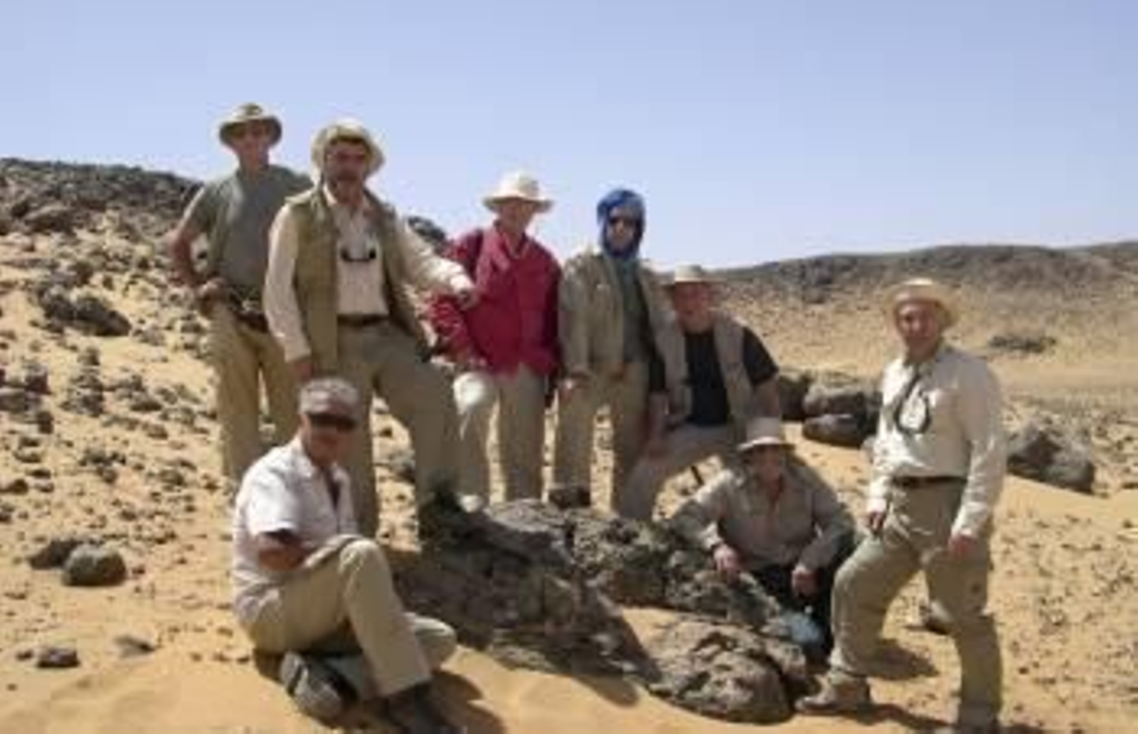 Científicos de varias instituciones españolas analizan más de 300 kilos de muestras de grandes cráteres en Mauritania para determinar si proceden del impacto de un colosal meteorito hace unos 20.000 años (Foto: EFE)