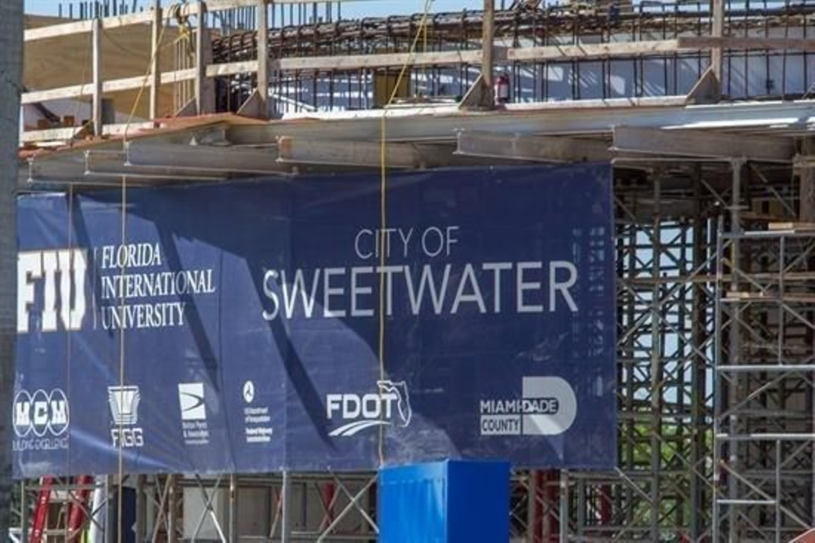 Detalle de la estructura debajo del puente para peatones que se ha derrumbado.