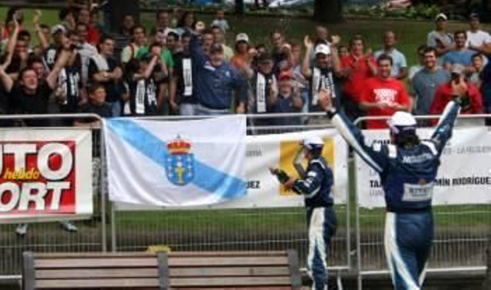 Los hermanos Vallejo celebran con los aficionados su victoria en el rally Príncipe de Asturias.