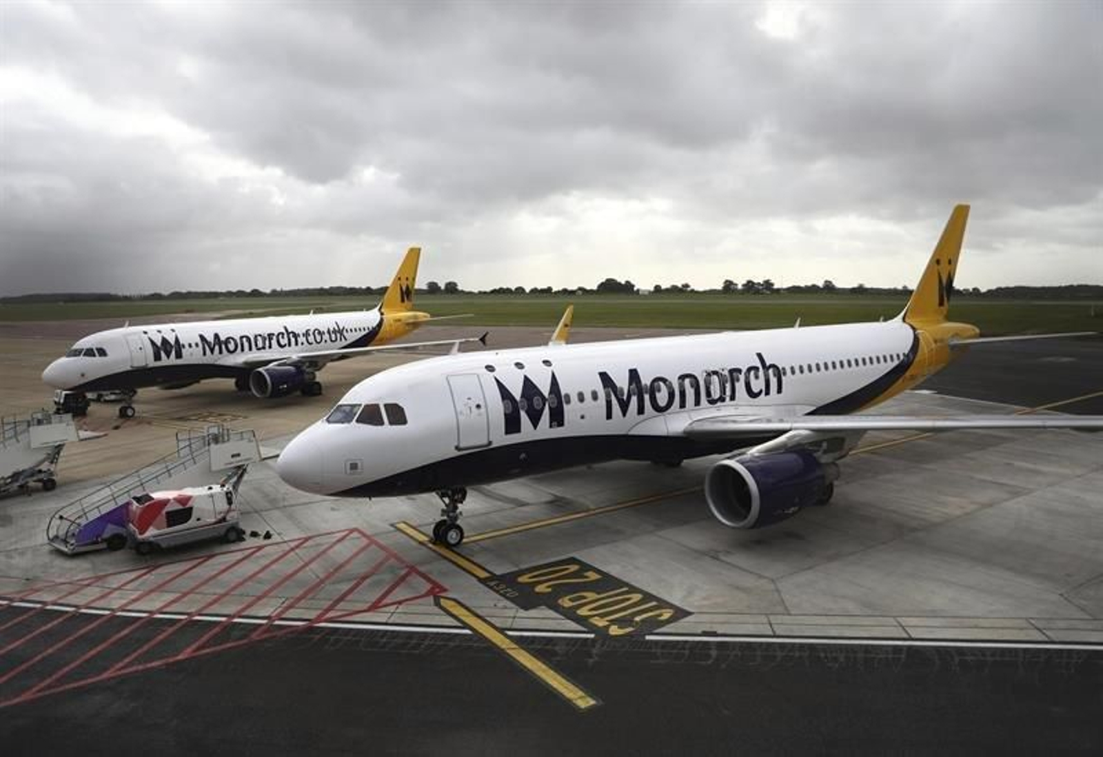 Dos aviones de la aerolínea Monarch Airlines