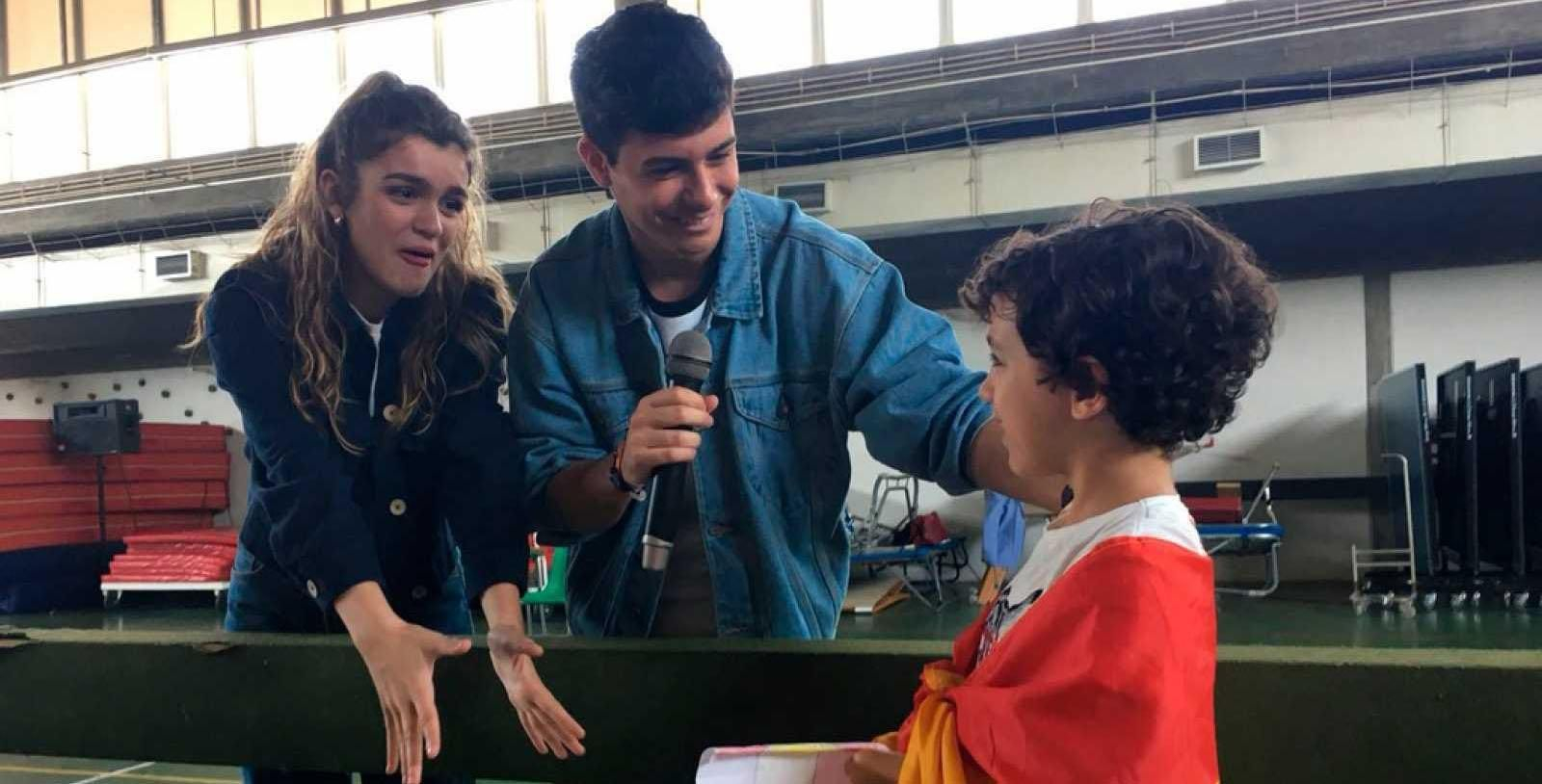 Amaia y Alfred con uno de los niños del colegio Giner de los Rios en Lisboa.